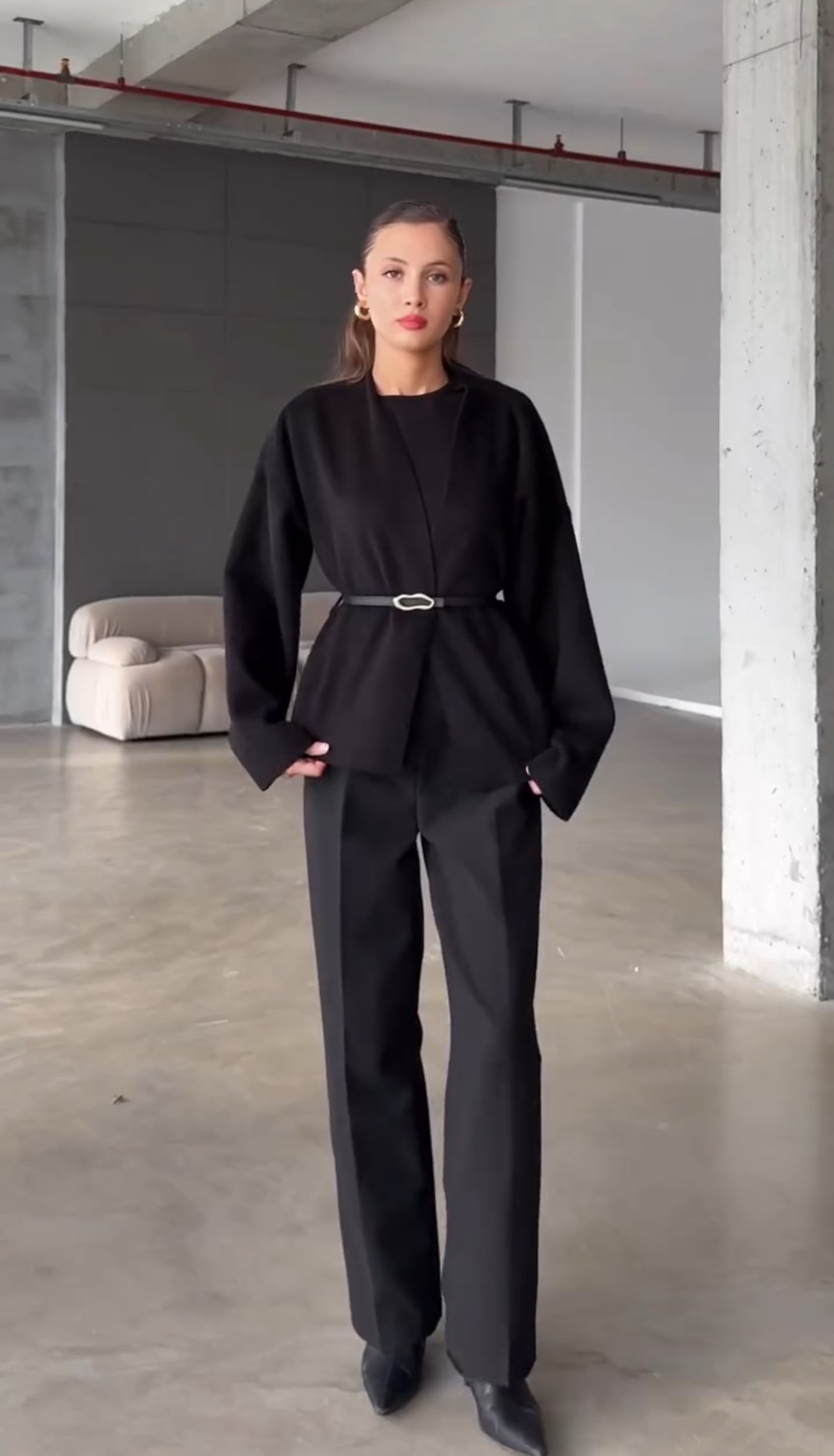 Jasmine Luxe Valmont — Chaqueta Capa con Cinturón | Drape de Luxe
