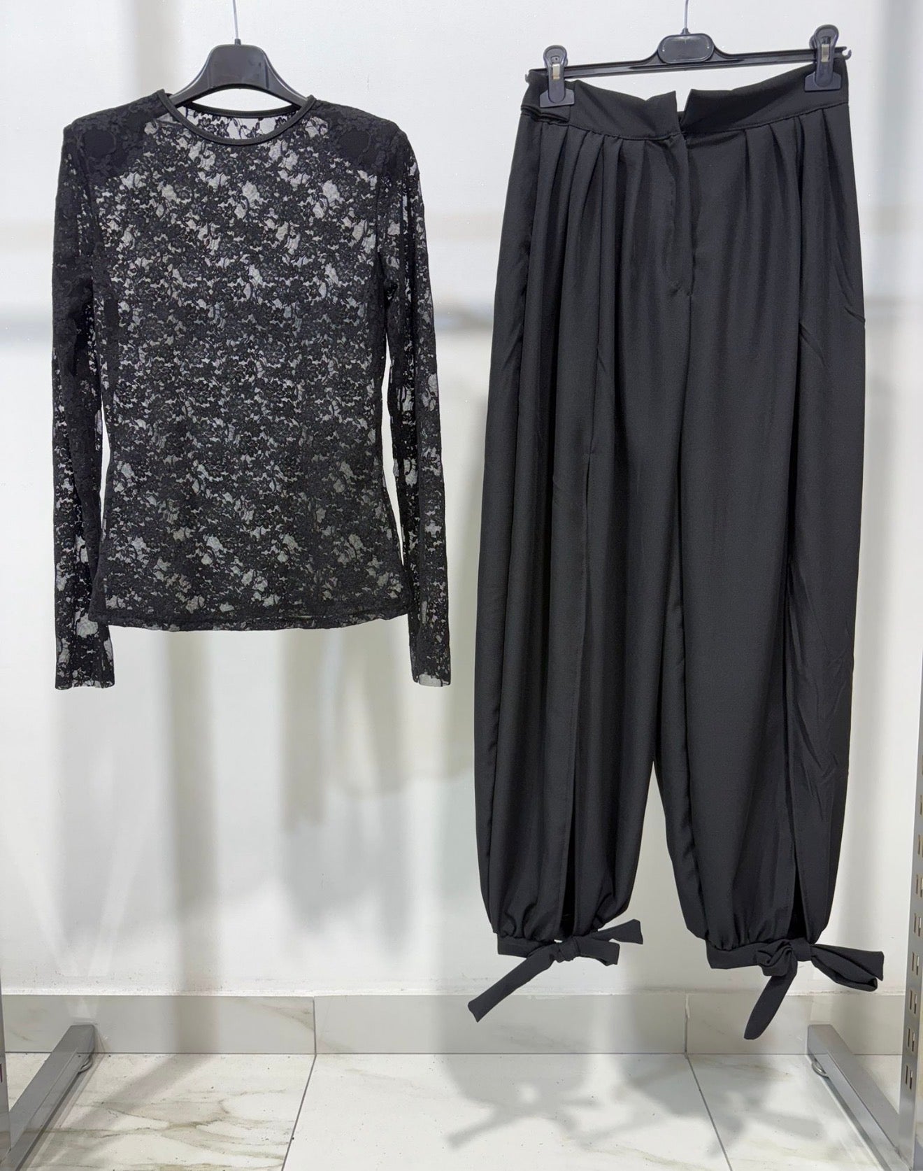 Laurent Lace Valmont — Conjunto Encaje & Satén con Abertura | Dualidad Sofisticada