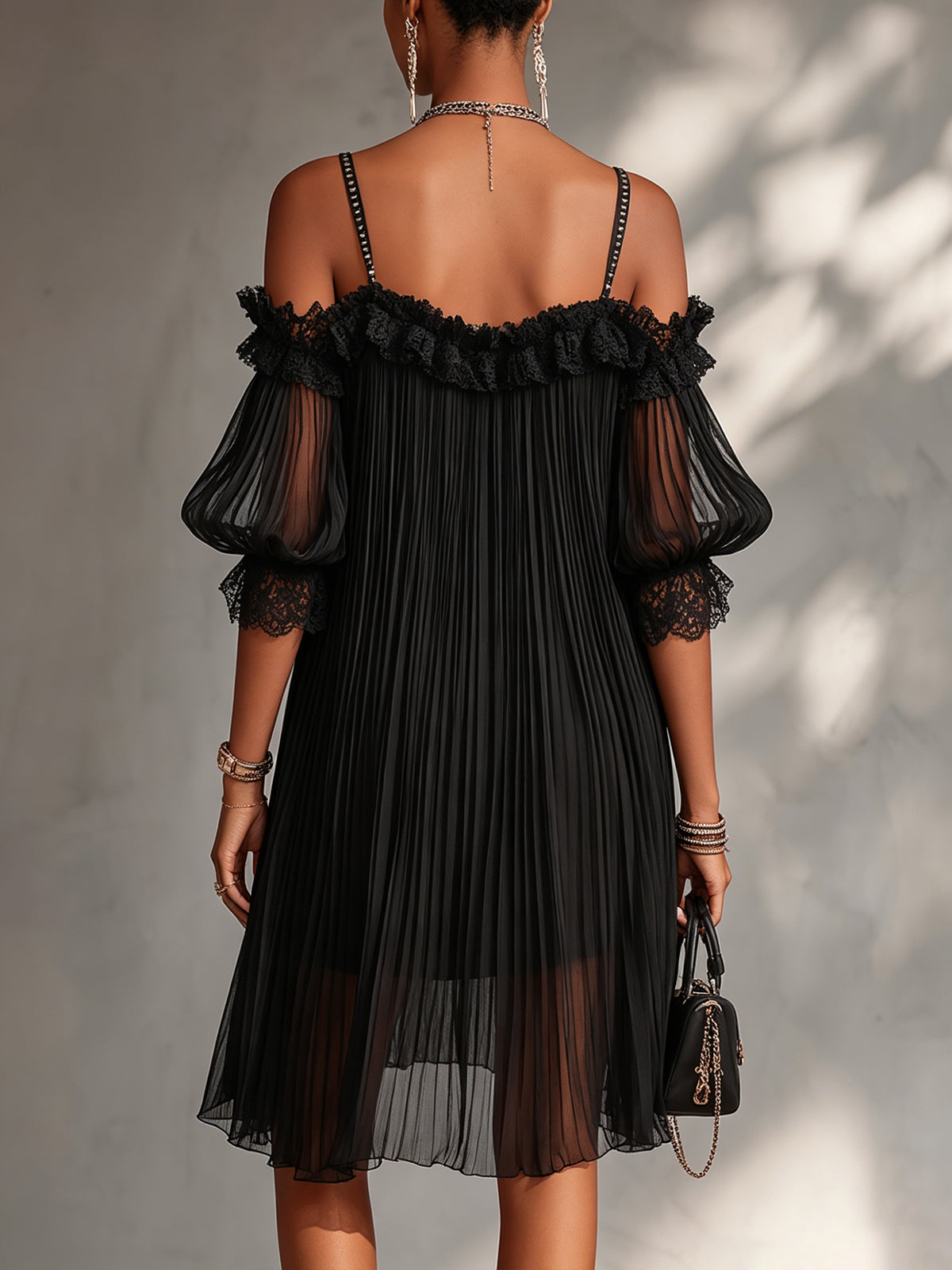 Vittoria | Mini Vestido Negro de Muselina con Hombros Descubiertos y Bordes de Encaje - Talla L