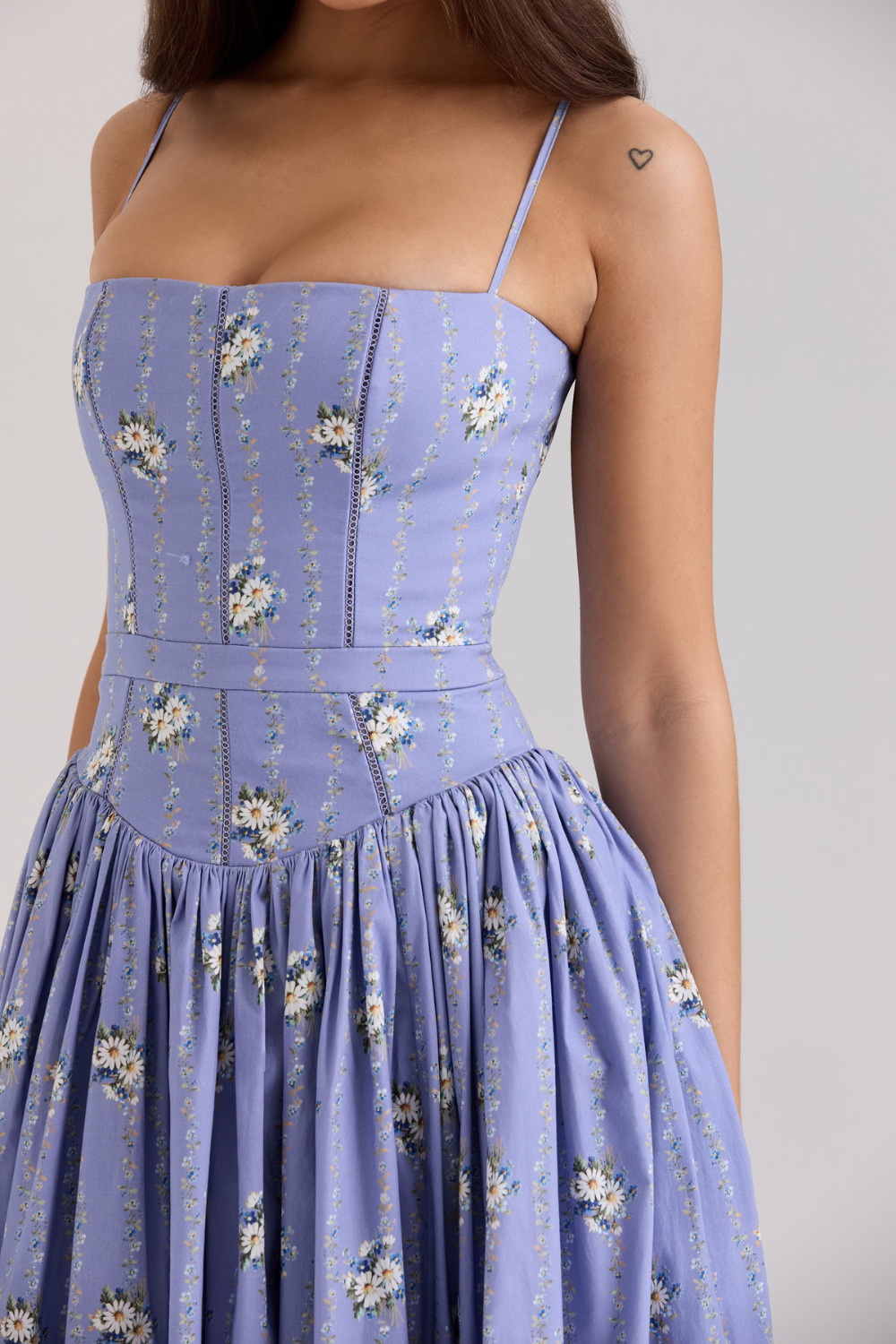 Estrella Valmont — Vestido Midi Floral | Colección Marbella 2026