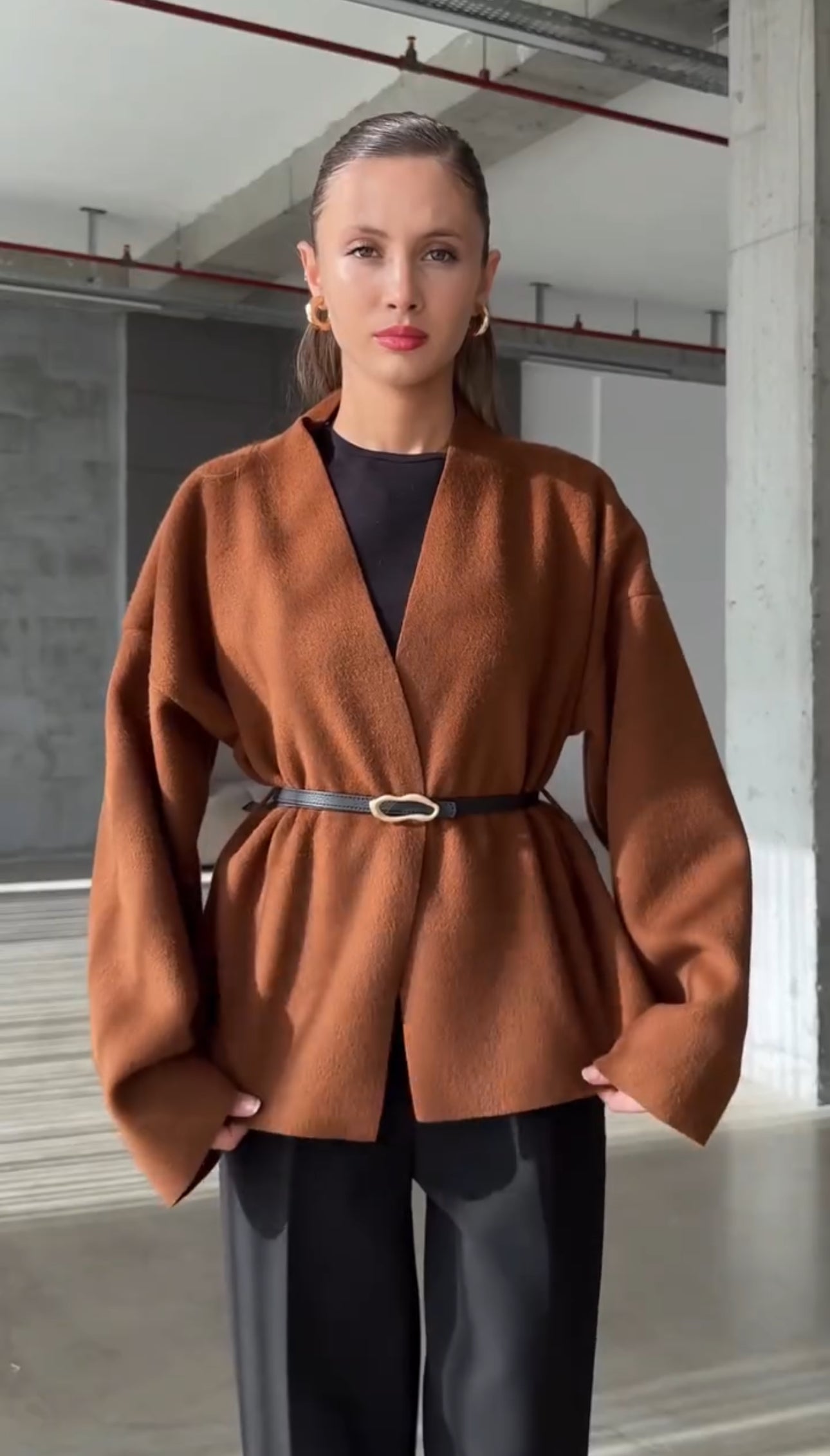 Jasmine Luxe Valmont — Chaqueta Capa con Cinturón | Drape de Luxe