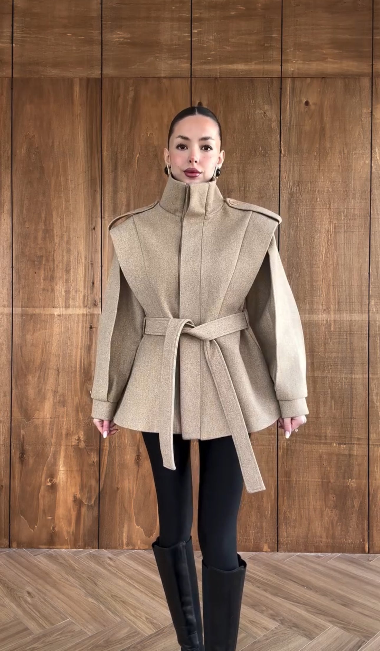 Renata Belted Valmont — Abrigo Corto Paño Cinturón & Cuello Alto | Maison