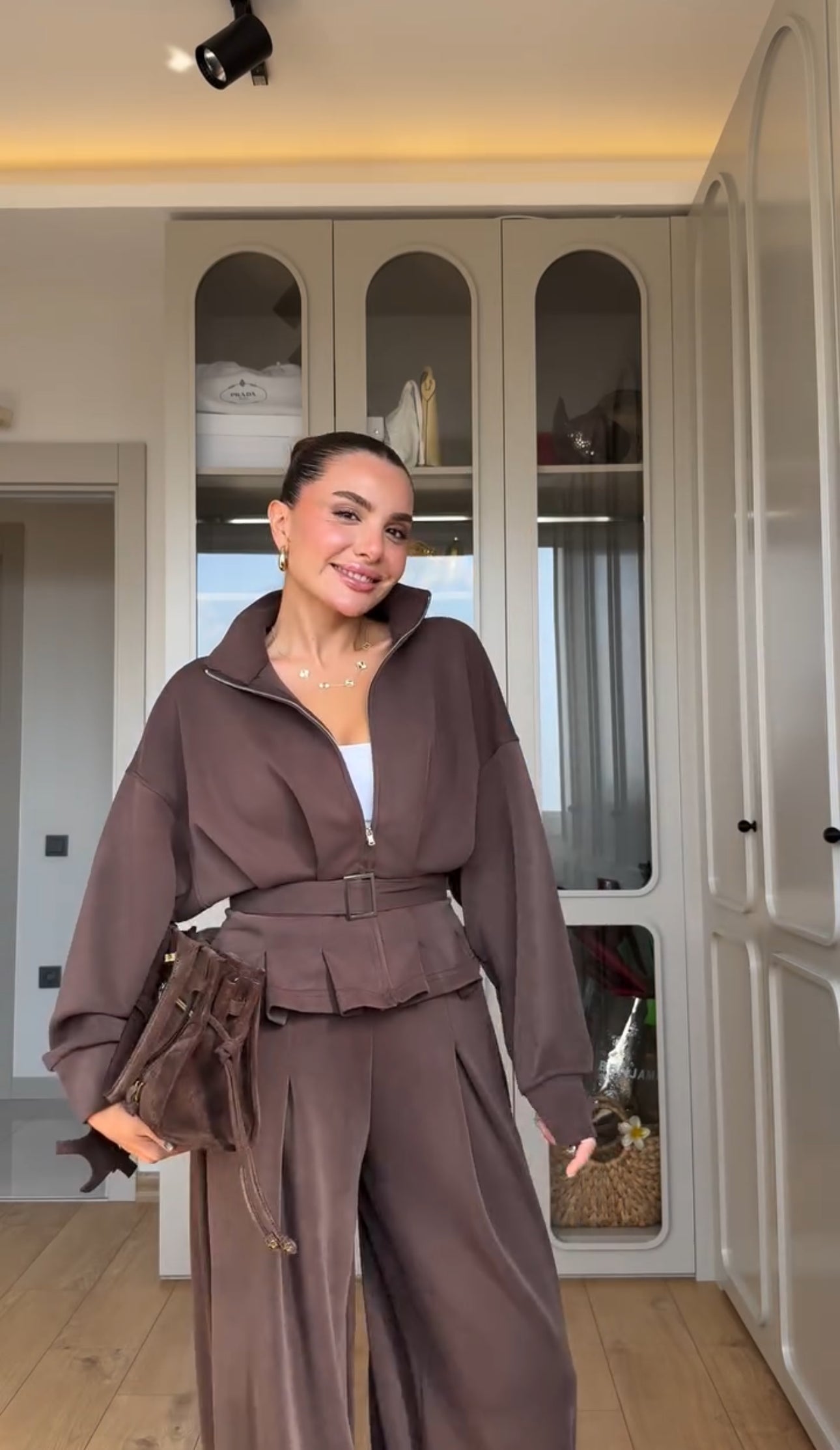 Ilary Valmont — Conjunto Deportivo Palazzo & Sudadera | Athleisure Luxe