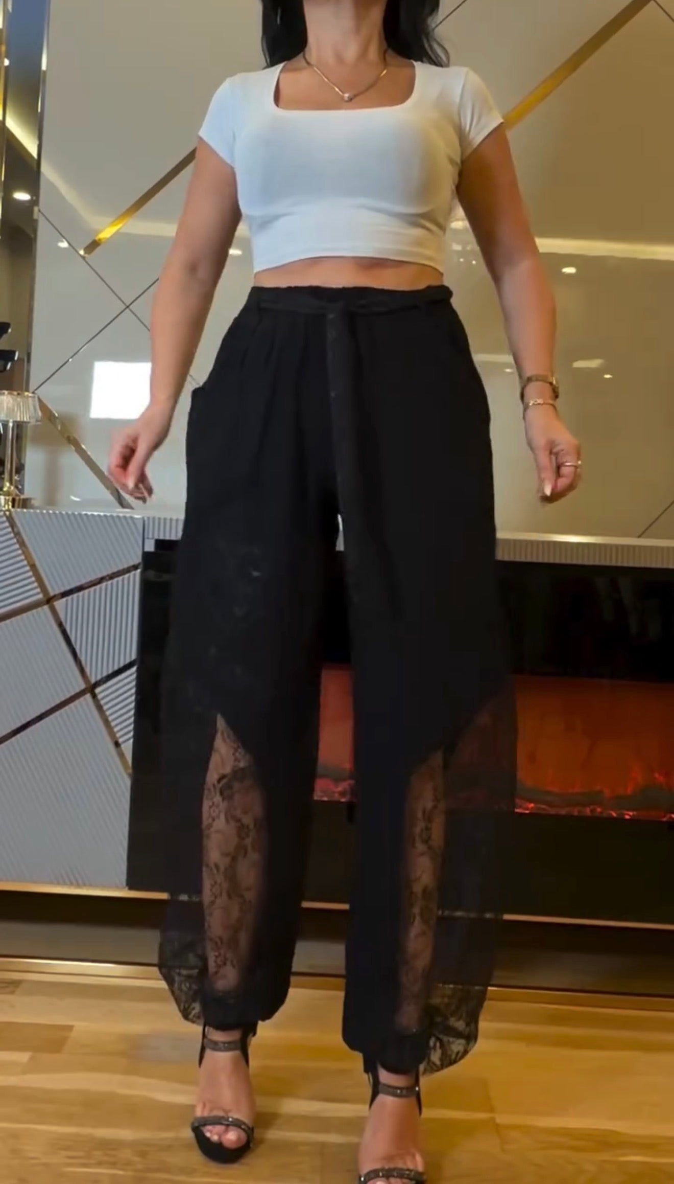 Mónik Lace Valmont — Pantalón Fluido con Bajos de Encaje | Feminidad Elegante