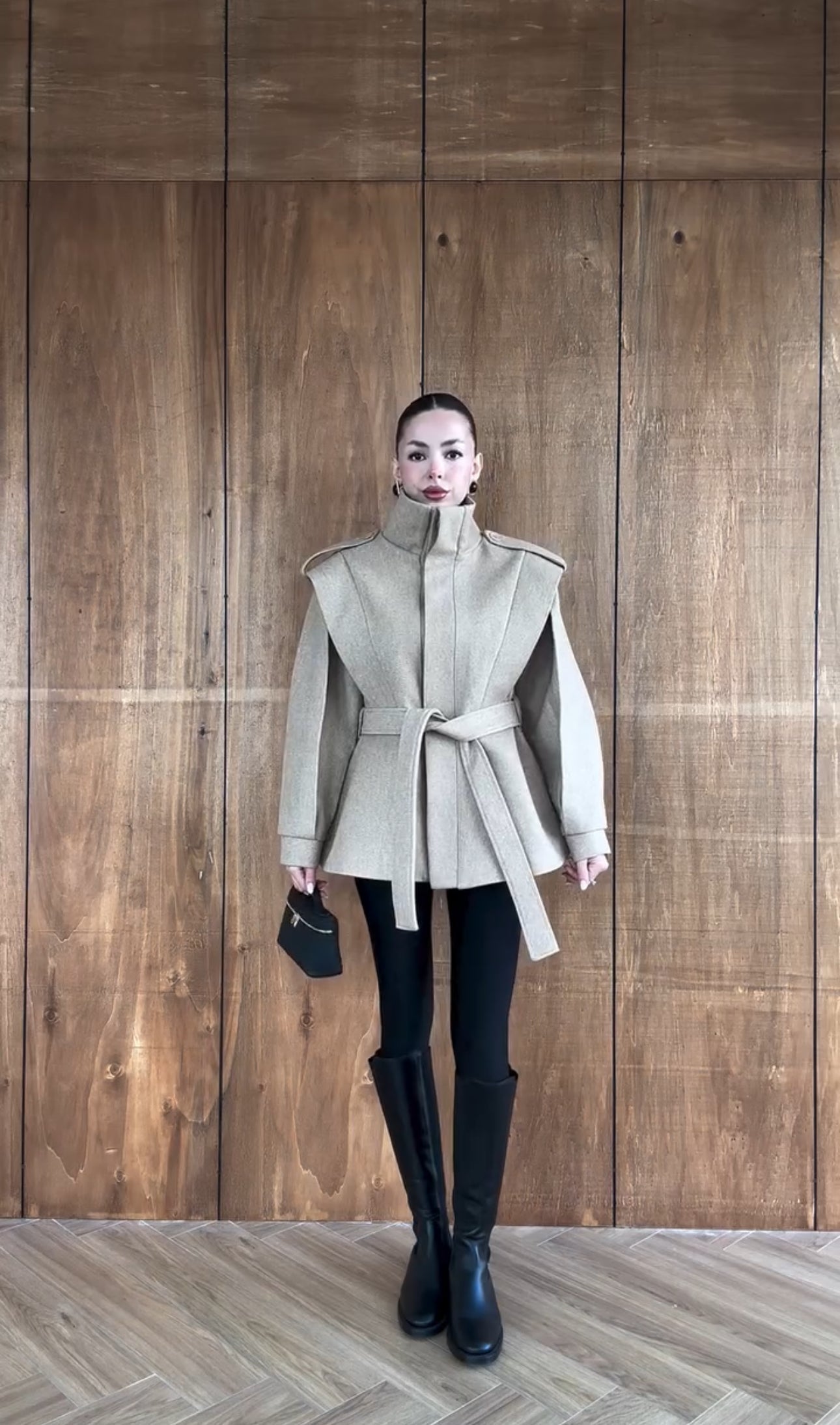 Renata Belted Valmont — Abrigo Corto Paño Cinturón & Cuello Alto | Maison