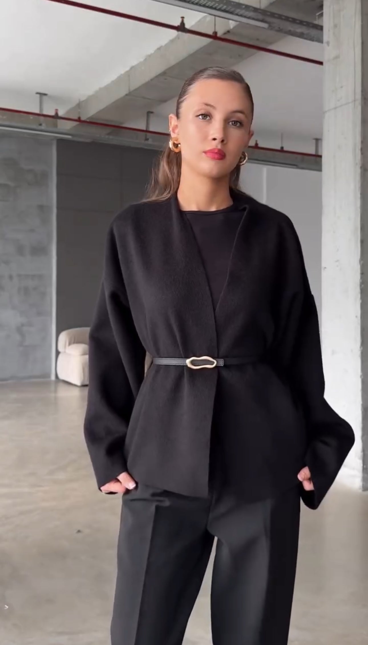 Jasmine Luxe Valmont — Chaqueta Capa con Cinturón | Drape de Luxe