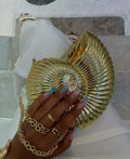 Kaia Valmont — Clutch Shell Case | Bolso de Regalo Premium