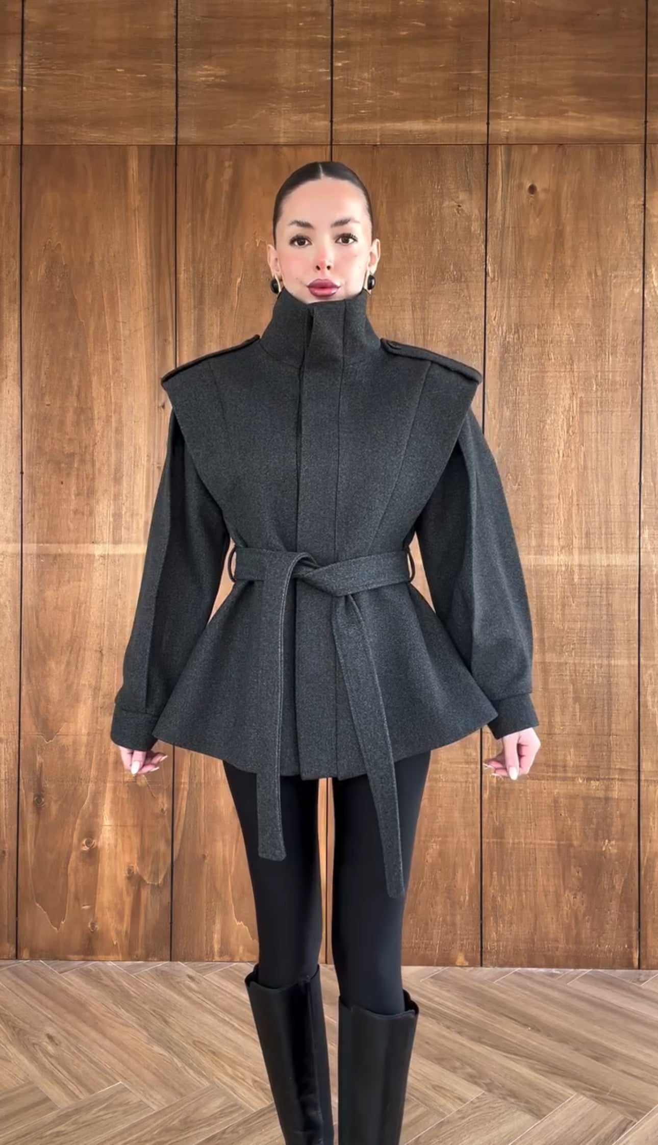 Renata Belted Valmont — Abrigo Corto Paño Cinturón & Cuello Alto | Maison