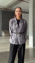 Jasmine Luxe Valmont — Chaqueta Capa con Cinturón | Drape de Luxe