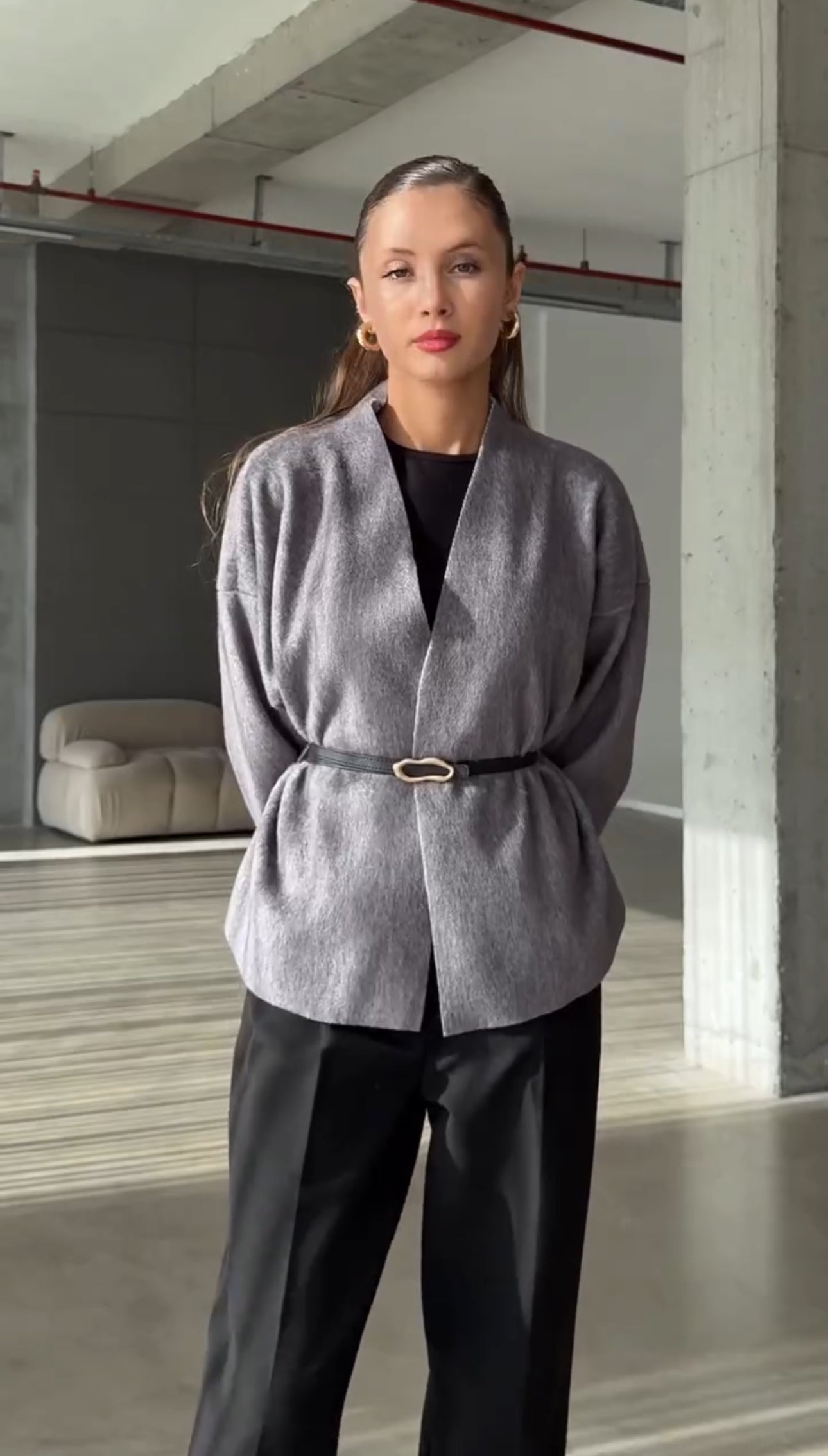 Jasmine Luxe Valmont — Chaqueta Capa con Cinturón | Drape de Luxe