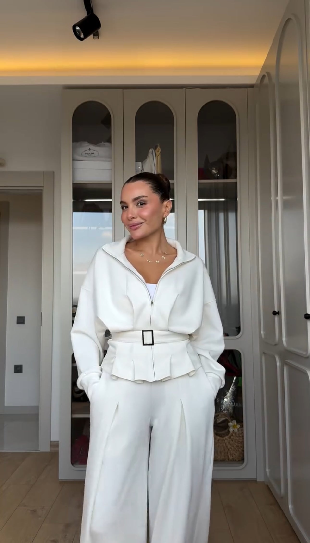 Ilary Valmont — Conjunto Deportivo Palazzo & Sudadera | Athleisure Luxe