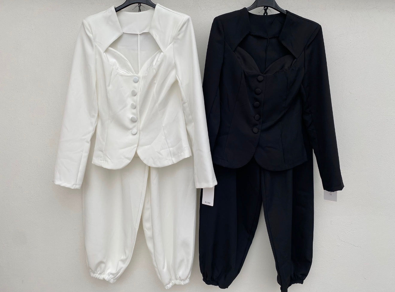 Tokio Noir Valmont — Conjunto Blazer Entallado & Pantalón Baggy | Contraste Urbano