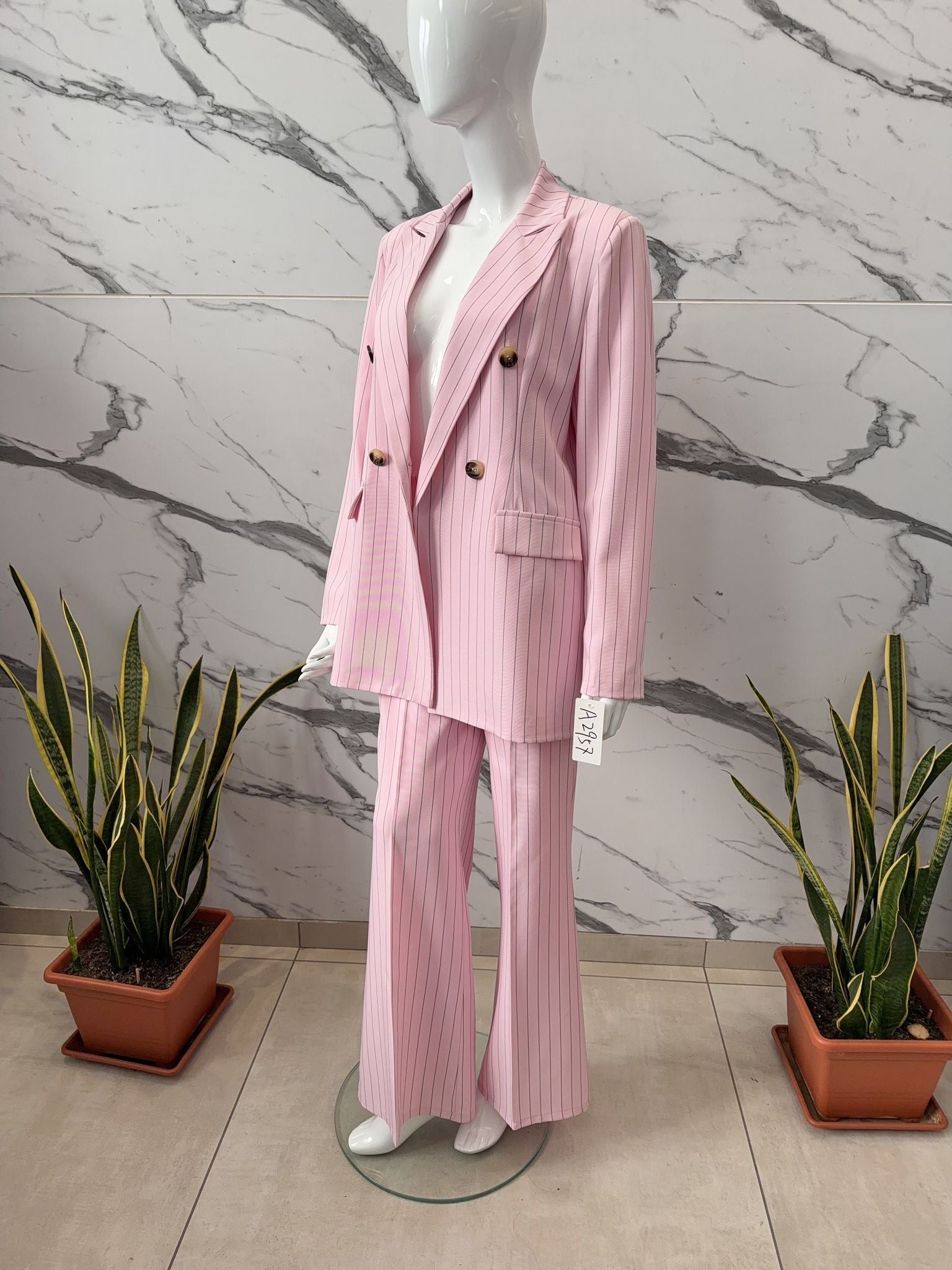 Sara Valmont — Conjunto Blazer & Pantalón Rayas Diplomáticas | Elegancia Estructurada