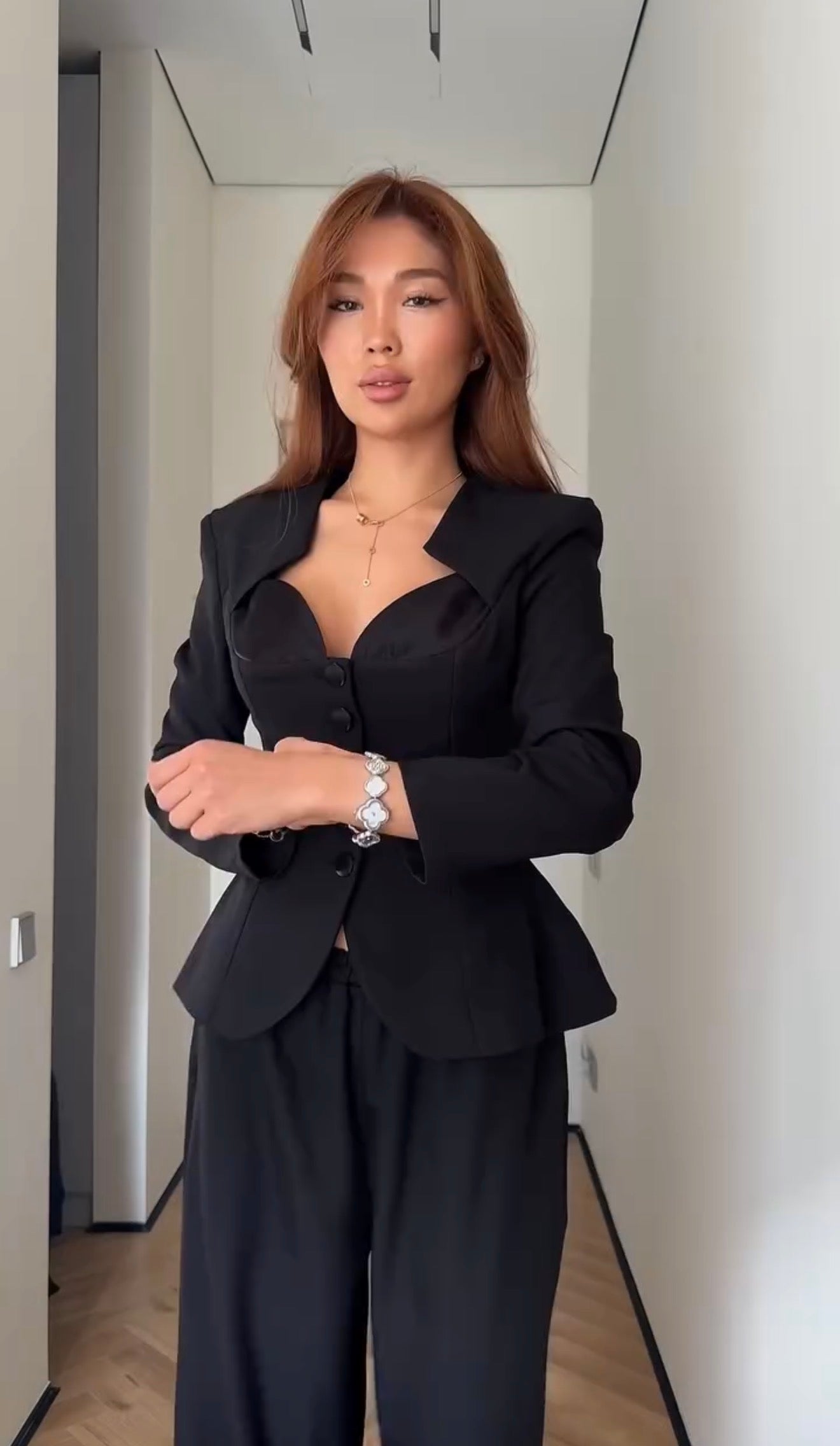 Tokio Noir Valmont — Conjunto Blazer Entallado & Pantalón Baggy | Contraste Urbano