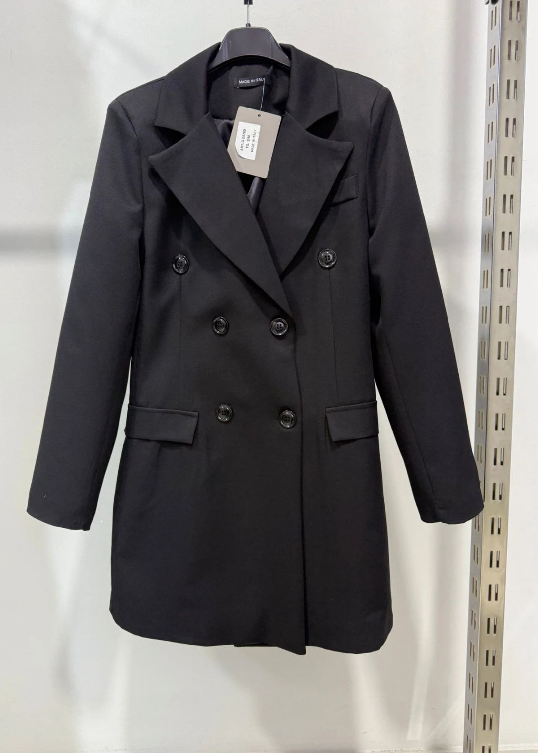 Bárbara Noir Valmont — Vestido Blazer Doble Botonadura & Broche | Noir Chic