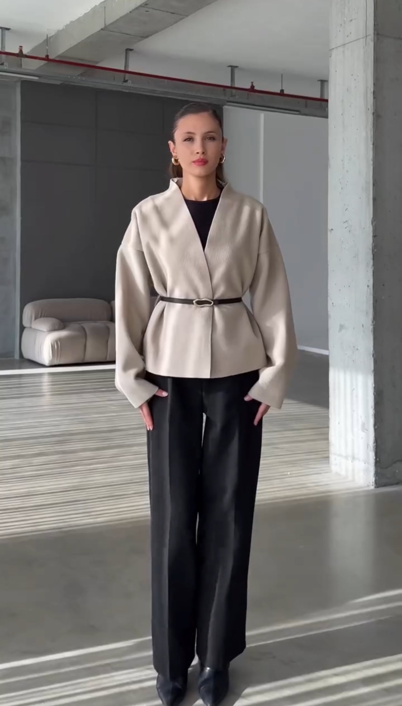 Jasmine Luxe Valmont — Chaqueta Capa con Cinturón | Drape de Luxe
