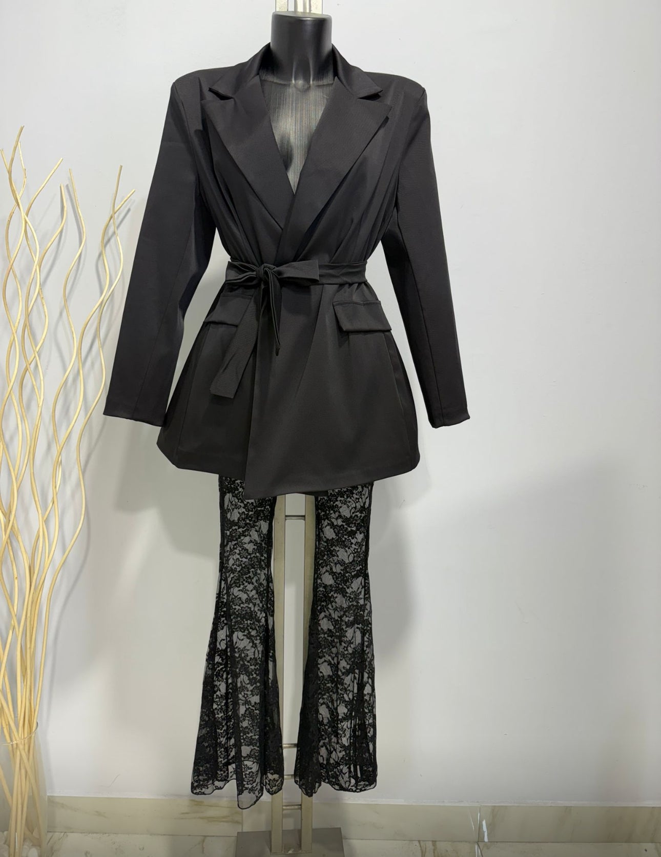 Panther Lace Valmont — Conjunto Blazer & Pantalón Campana de Encaje | Mujer