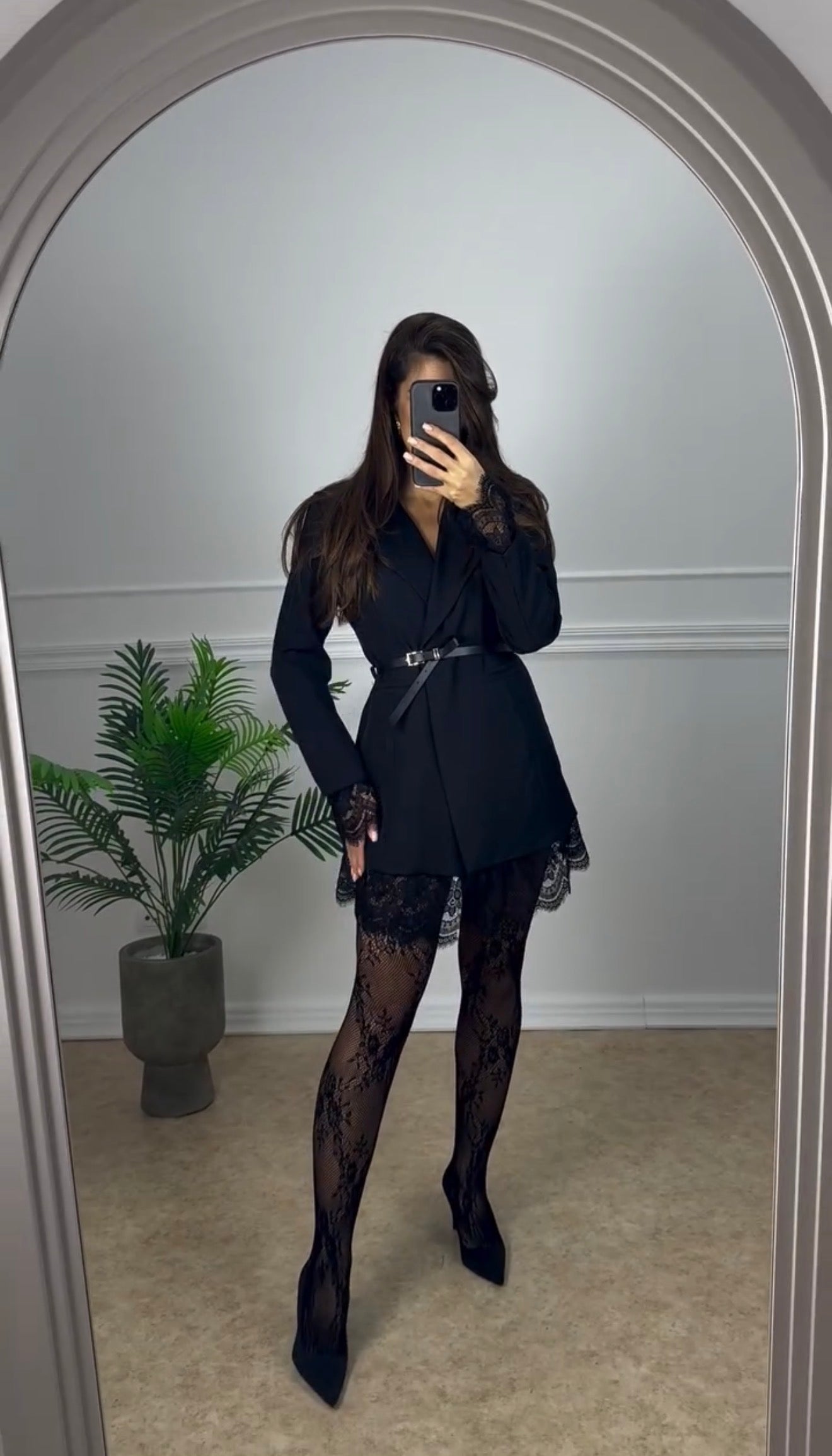 Lara Dentelle Valmont — Vestido Blazer con Encaje & Cinturón | Douce Force