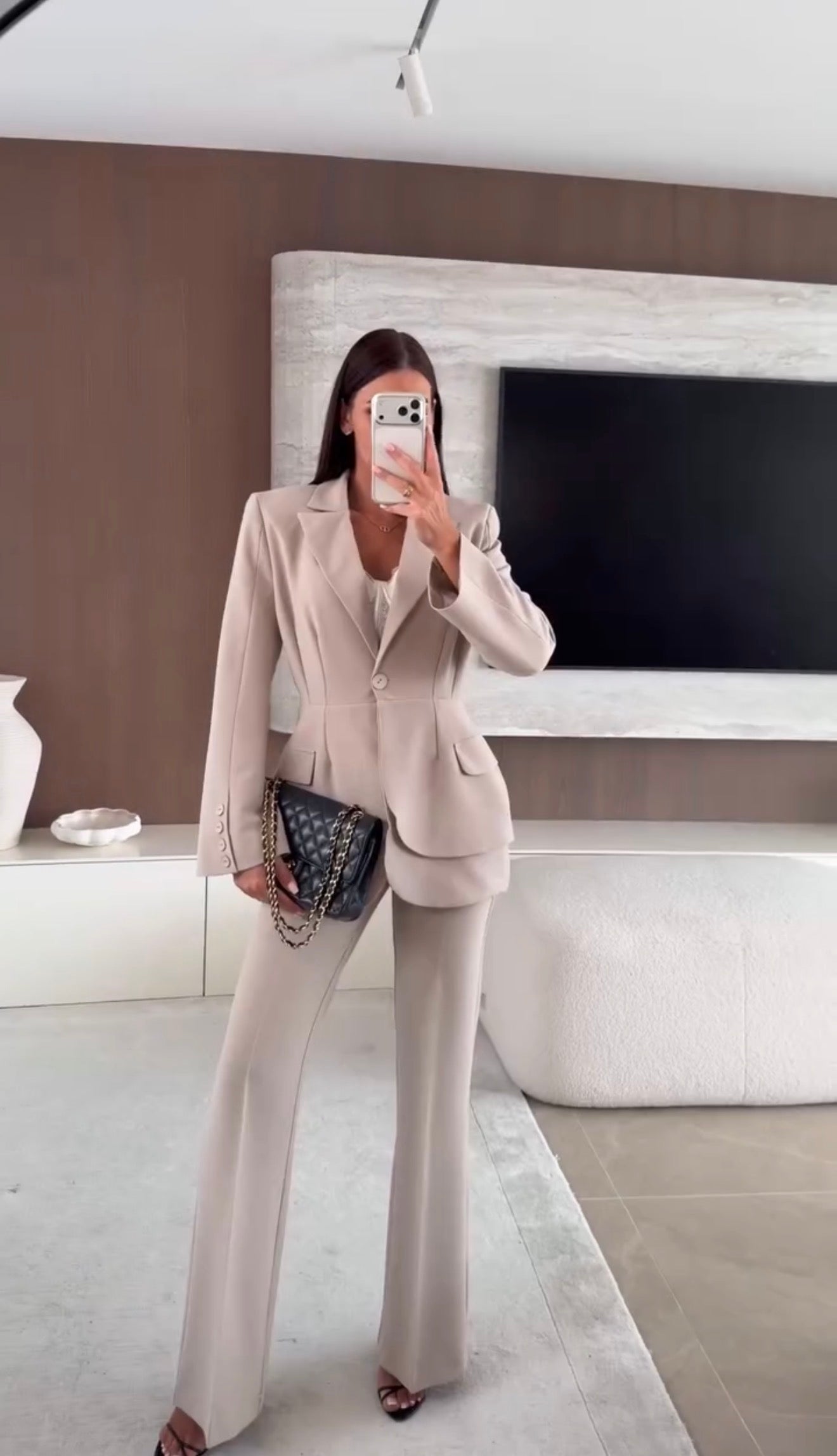 Meghan Valmont — Conjunto Blazer Entallado & Pantalón Flare | Savoir-Faire