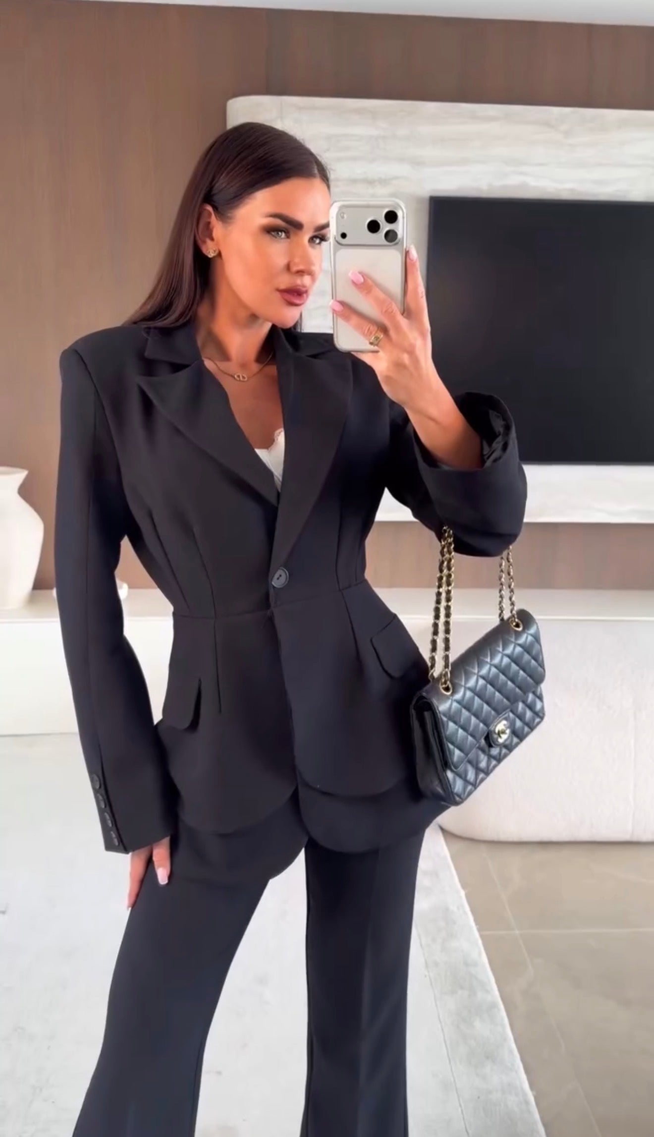 Meghan Valmont — Conjunto Blazer Entallado & Pantalón Flare | Savoir-Faire