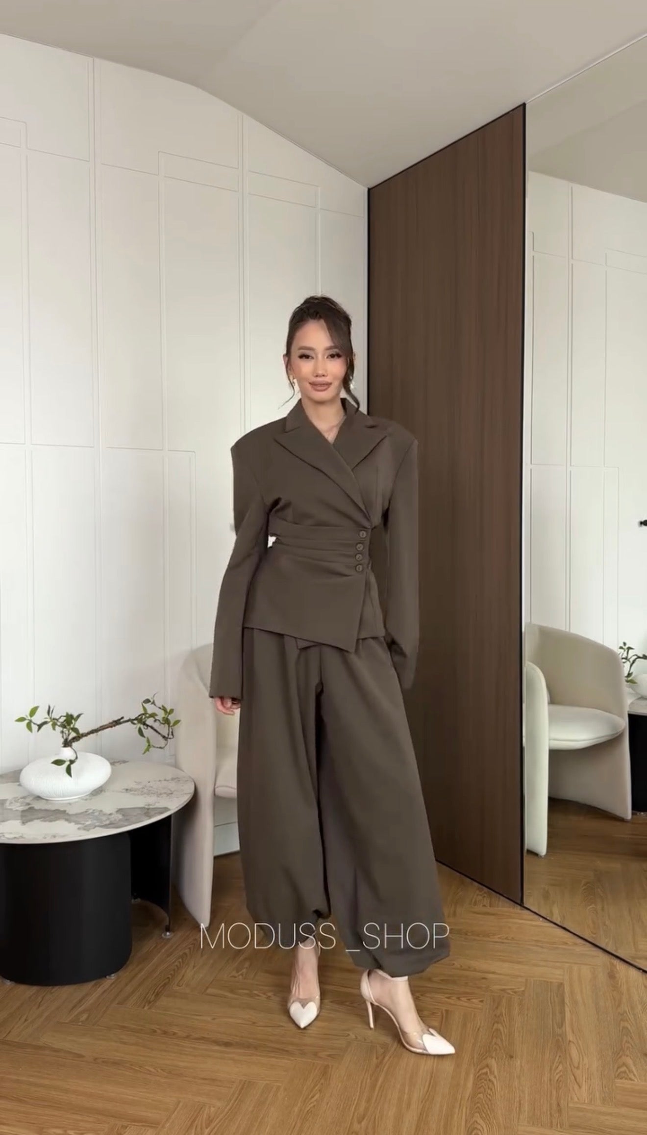 Málaga Blanc Valmont — Conjunto Blazer Asimétrico & Pantalón | Blanc de Luxe
