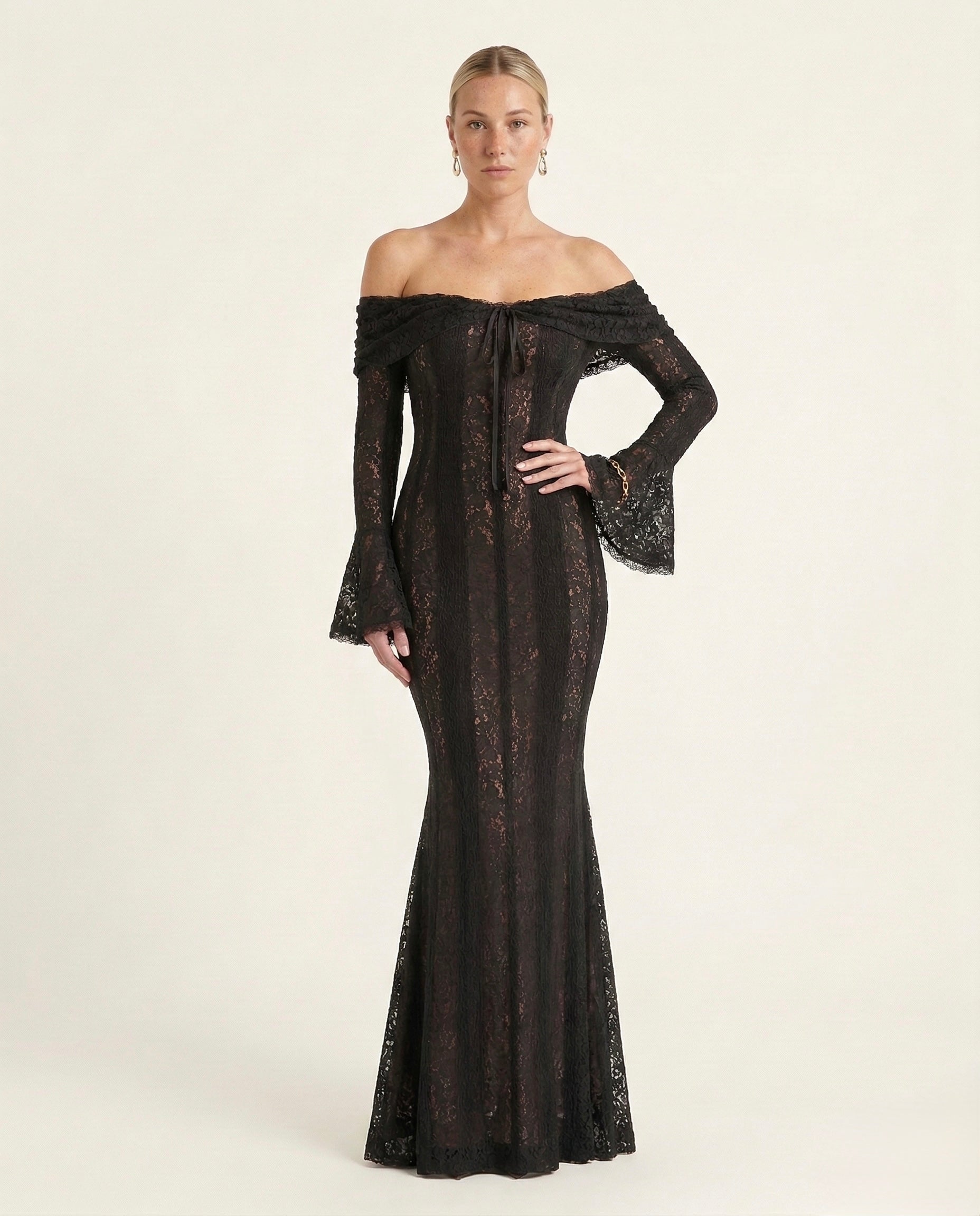 Bruma Valmont — Vestido de Encaje Etéreo | Aura Collection