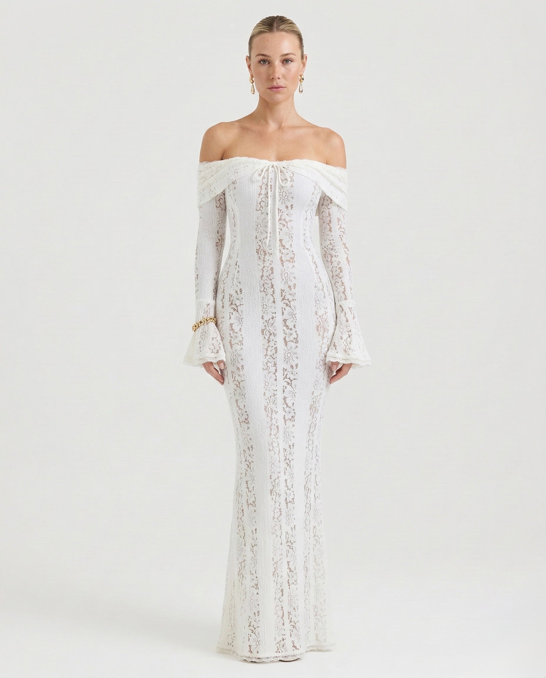 Bruma Valmont — Vestido de Encaje Etéreo | Aura Collection
