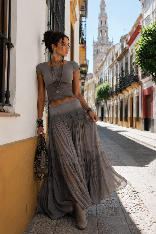 Alba Valmont — Conjunto Top Encaje & Falda Plisada | Colección Sevilla