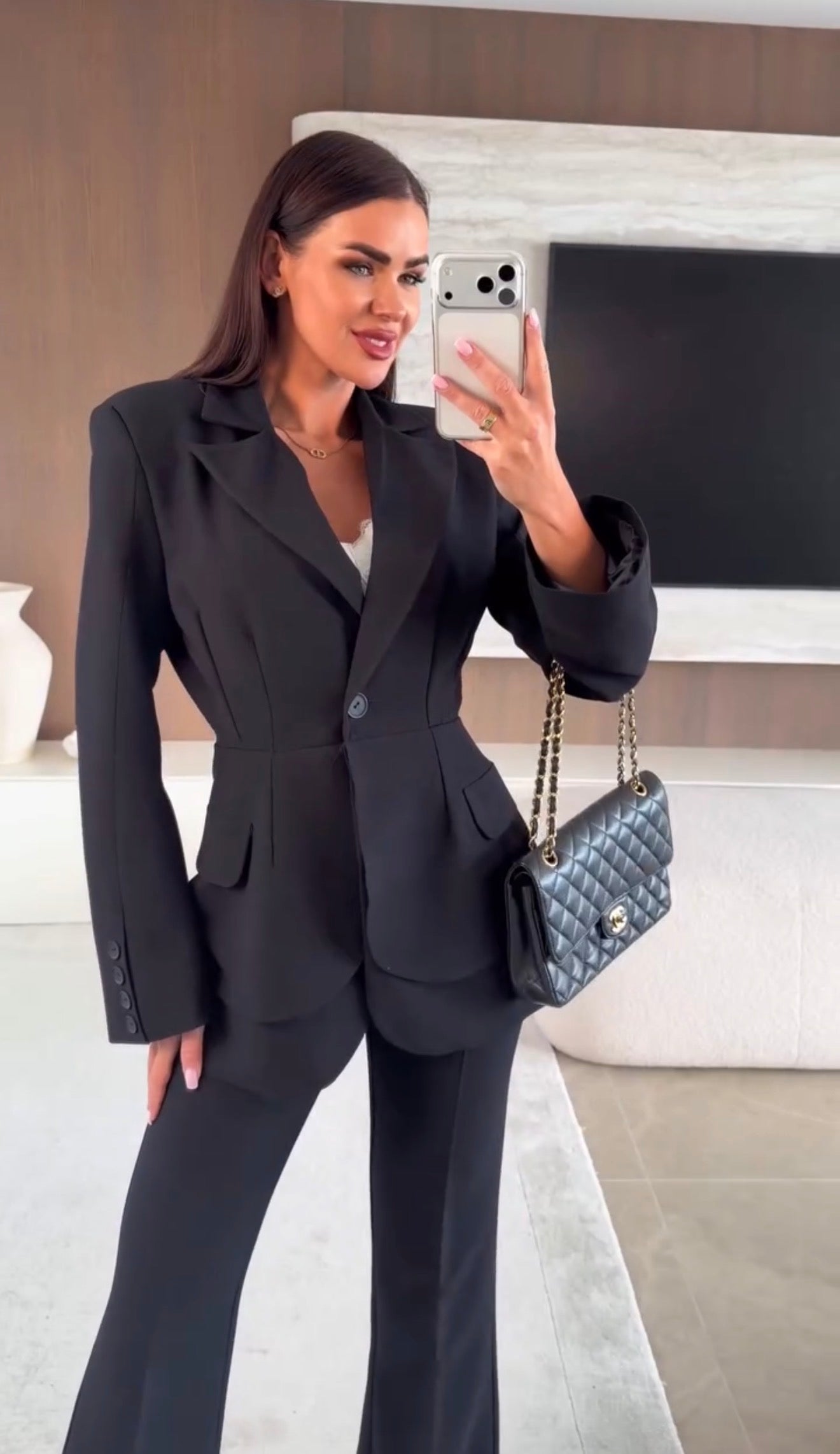 Meghan Valmont — Conjunto Blazer Entallado & Pantalón Flare | Savoir-Faire