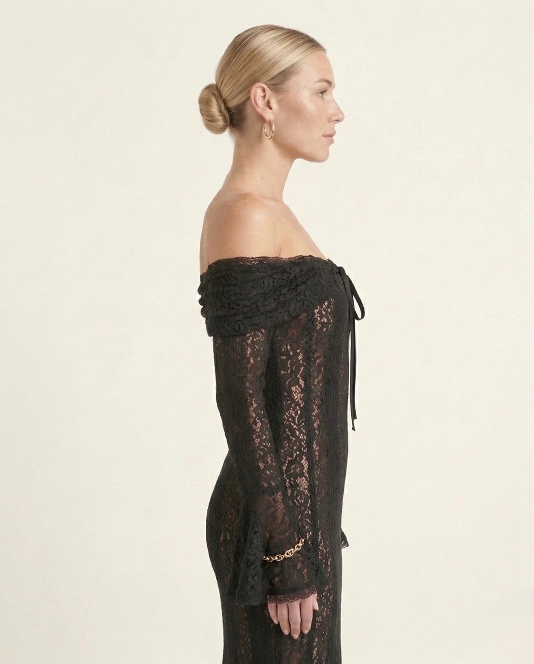 Bruma Valmont — Vestido de Encaje Etéreo | Aura Collection