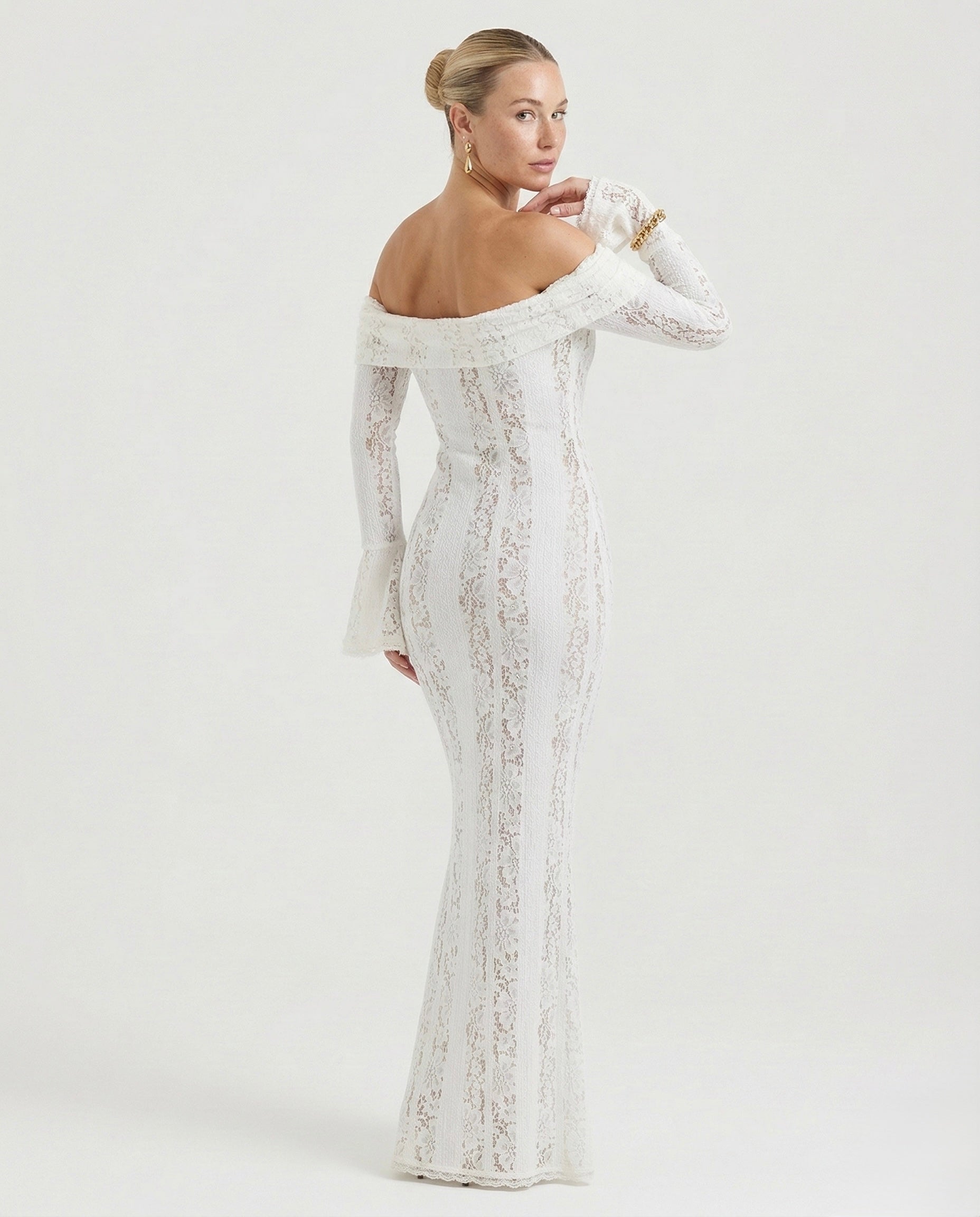 Bruma Valmont — Vestido de Encaje Etéreo | Aura Collection