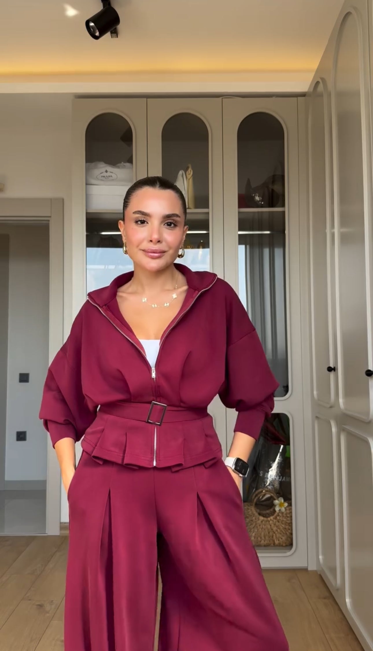 Ilary Valmont — Conjunto Deportivo Palazzo & Sudadera | Athleisure Luxe