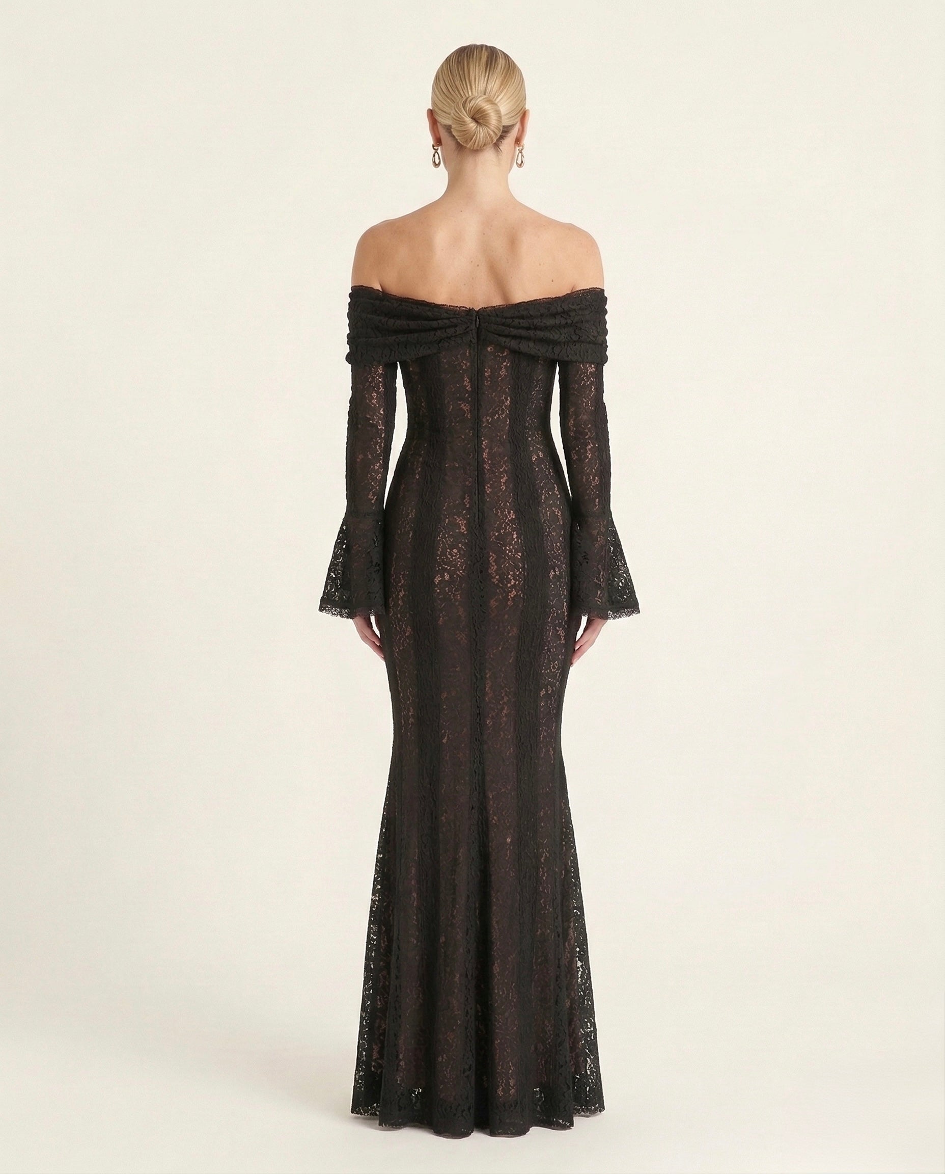 Bruma Valmont — Vestido de Encaje Etéreo | Aura Collection