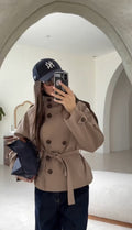 Byblos Trench Valmont — Gabardina Corta Doble Botonadura | Trench de Luxe
