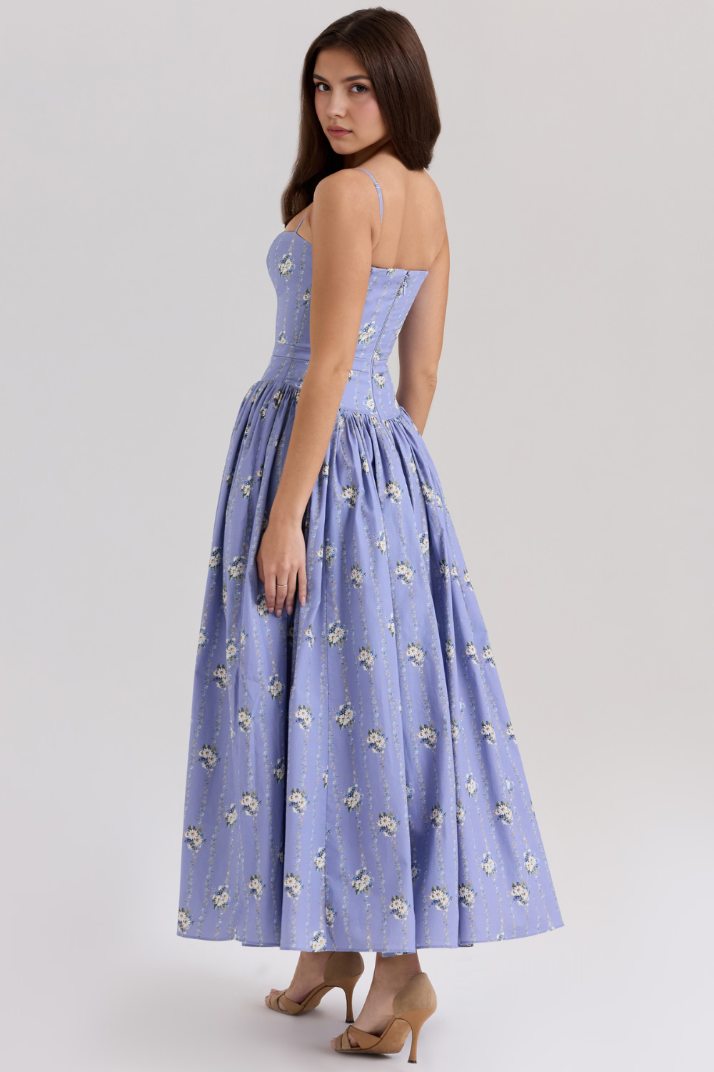 Estrella Valmont — Vestido Midi Floral | Colección Marbella 2026