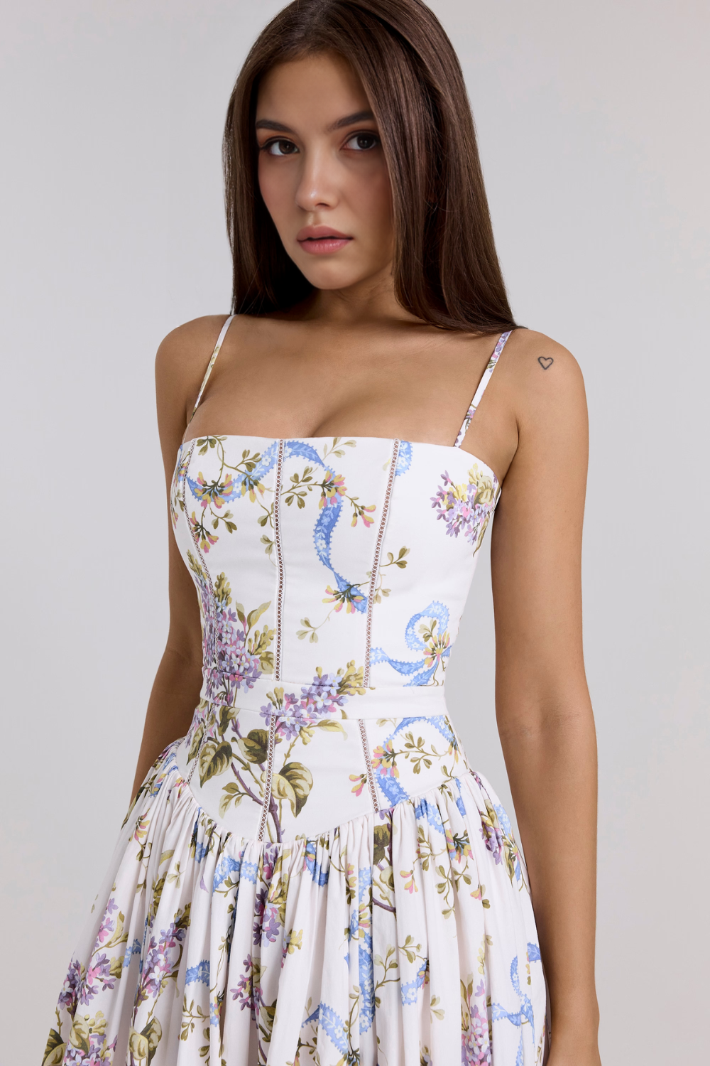 Estrella Valmont — Vestido Midi Floral | Colección Marbella 2026