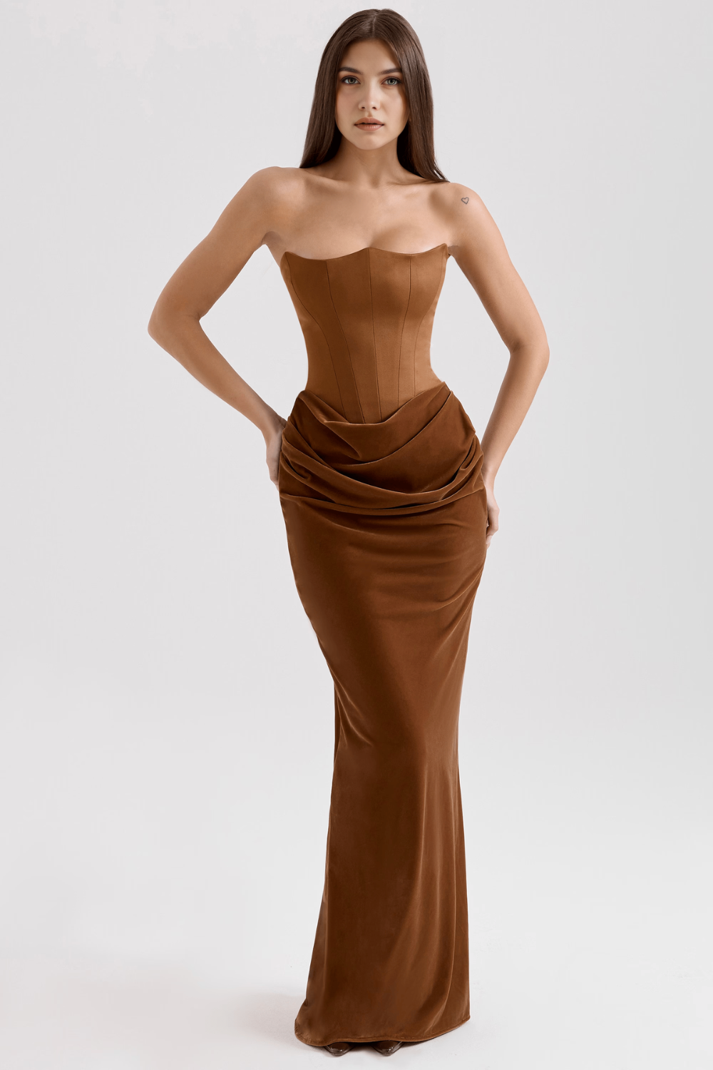 Xiomara Valmont — Vestido Satén Sin Tirantes & Drapeado | Sensualidad Absoluta
