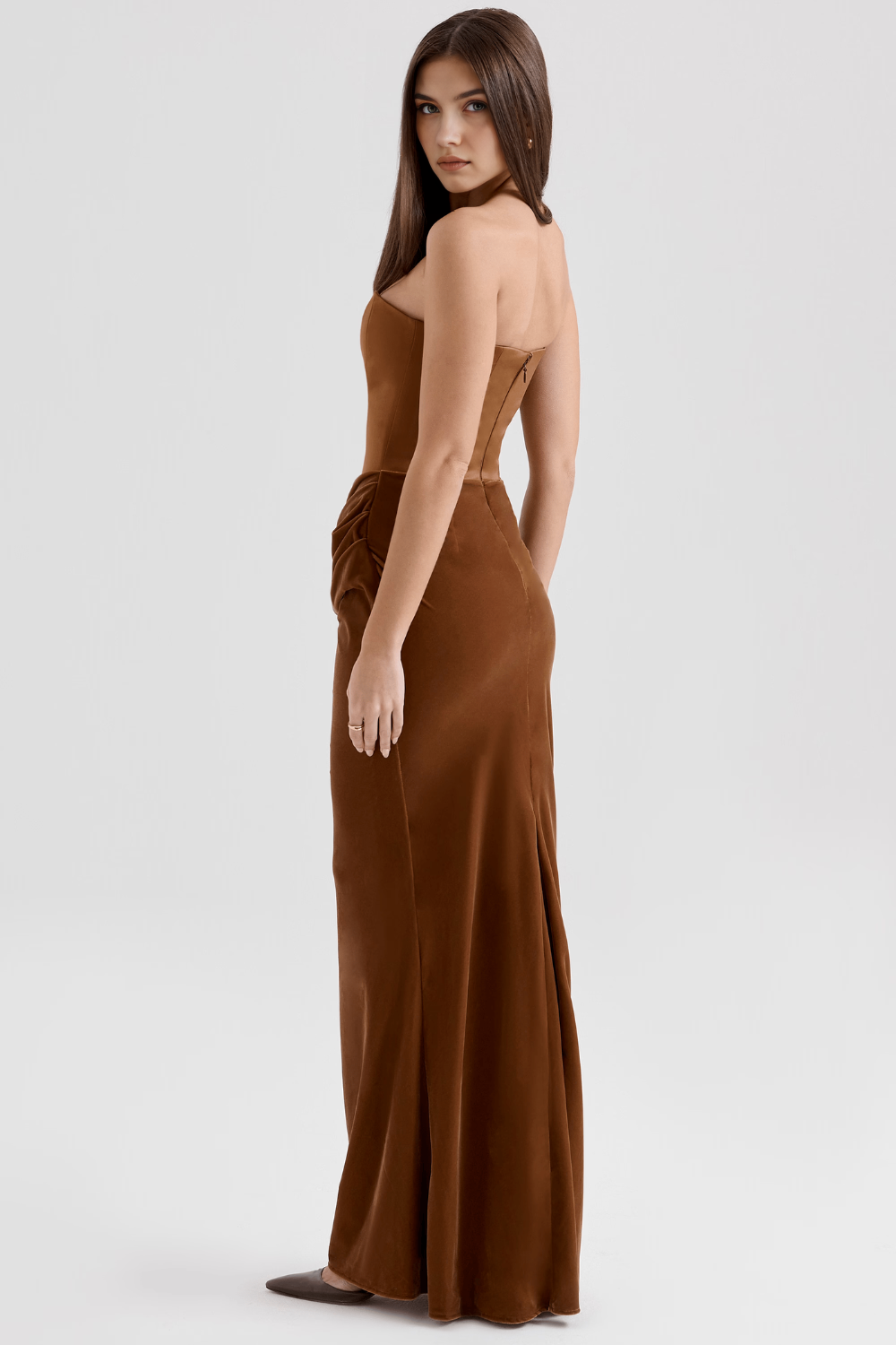 Xiomara Valmont — Vestido Satén Sin Tirantes & Drapeado | Sensualidad Absoluta