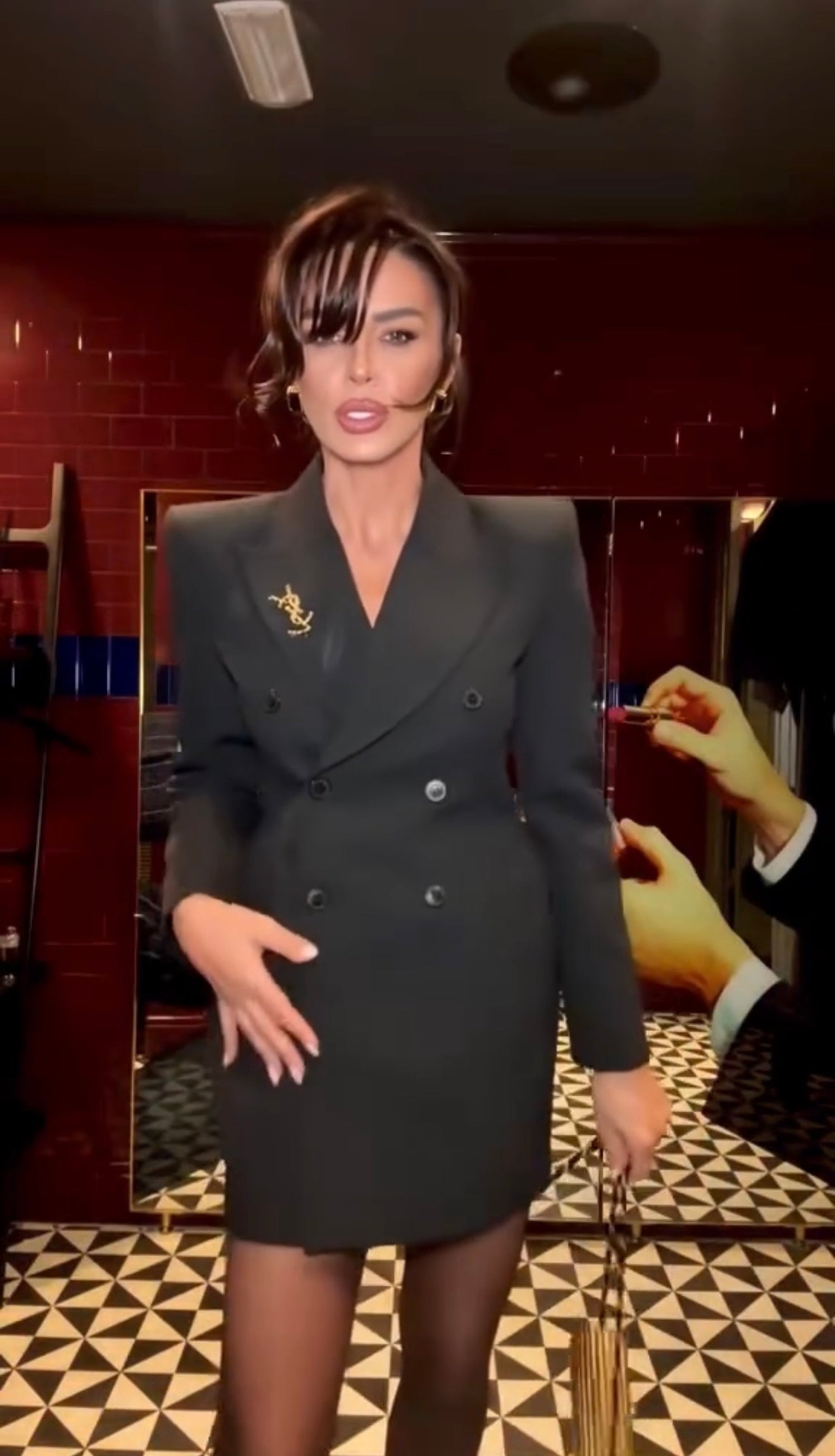 Bárbara Noir Valmont — Vestido Blazer Doble Botonadura & Broche | Noir Chic