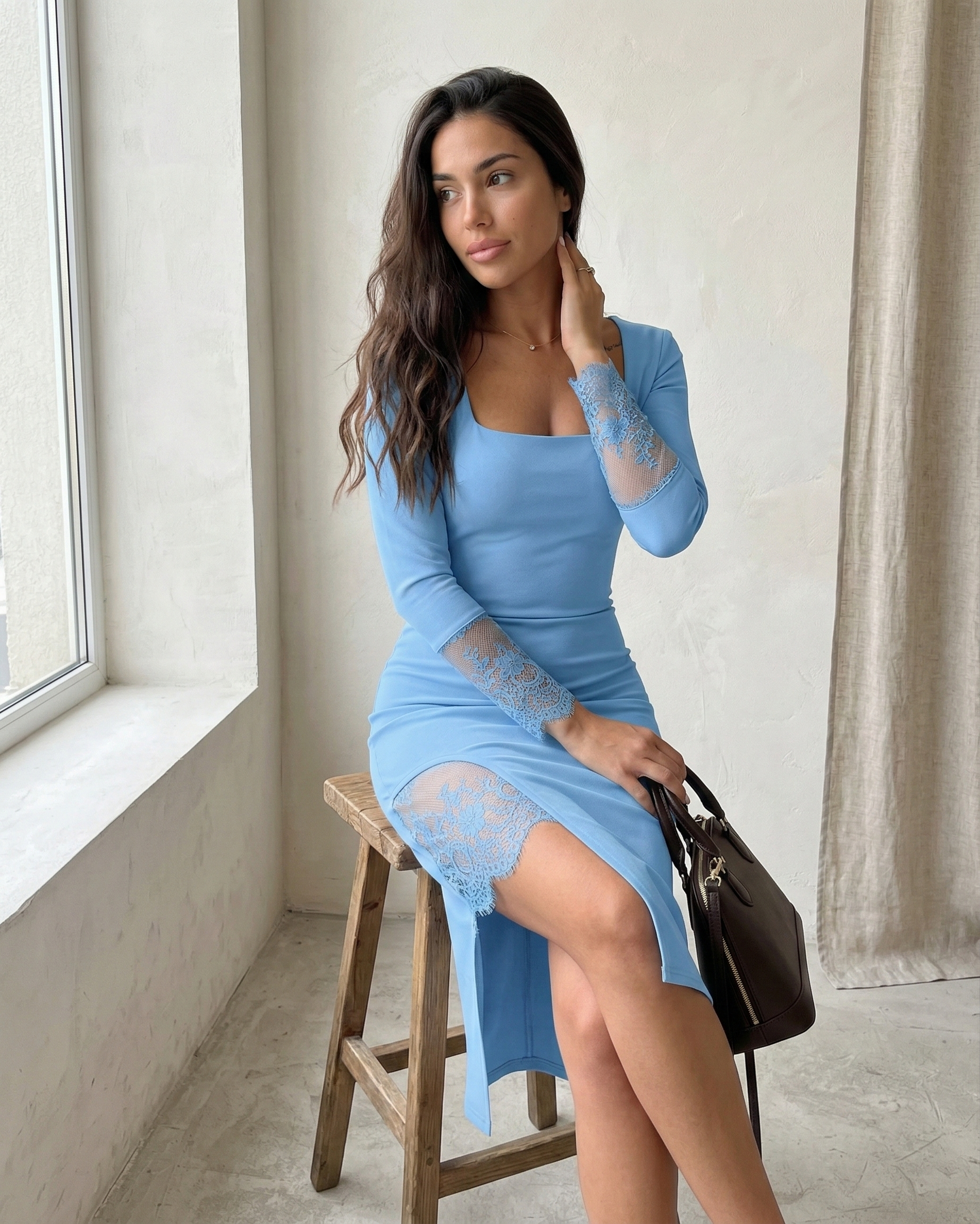Sara Valmont — Vestido de Noche con Encaje | Marbella 2026