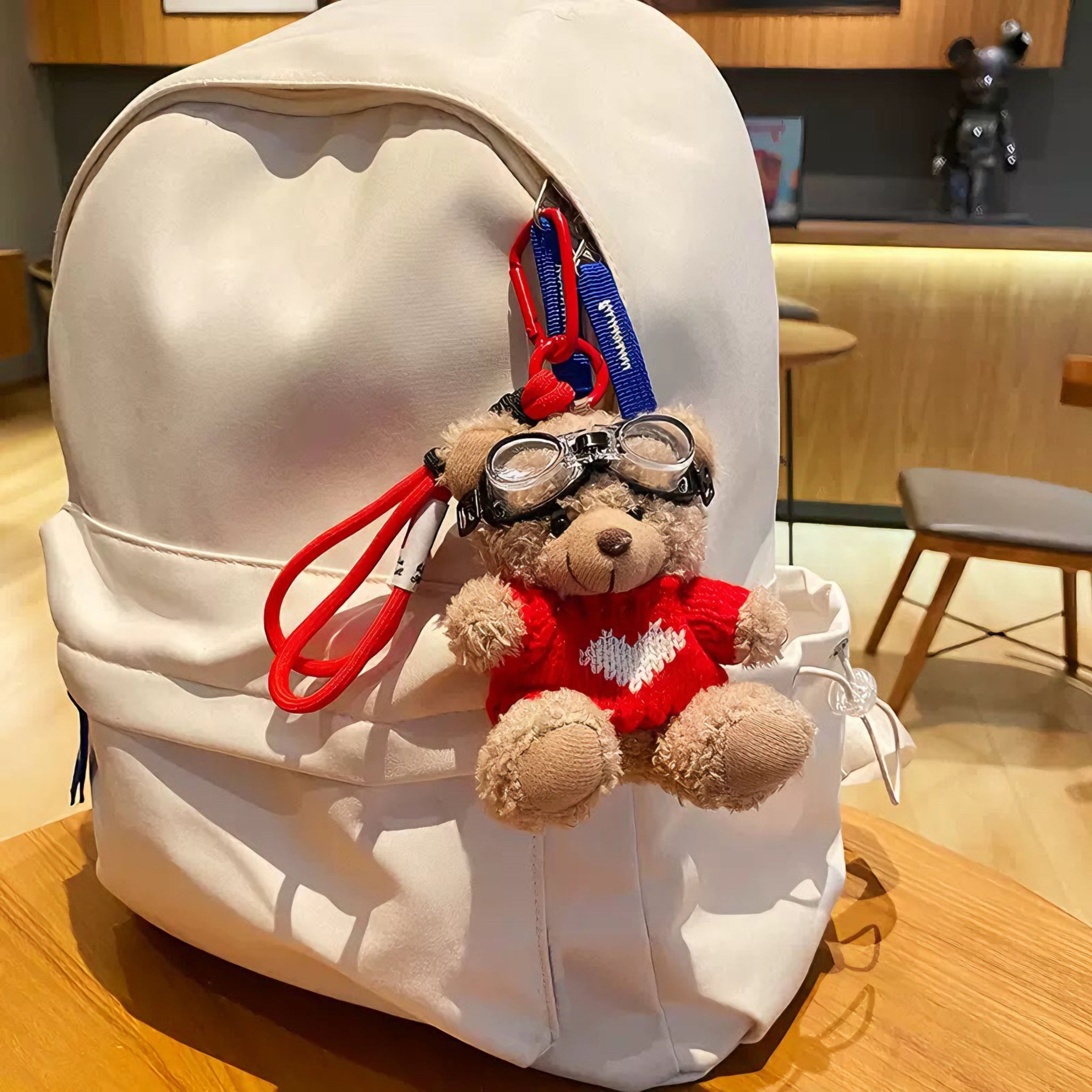 Red Sweater Bear Valmont — Charm Oso Peluche para Bolso | Hiver Chic
