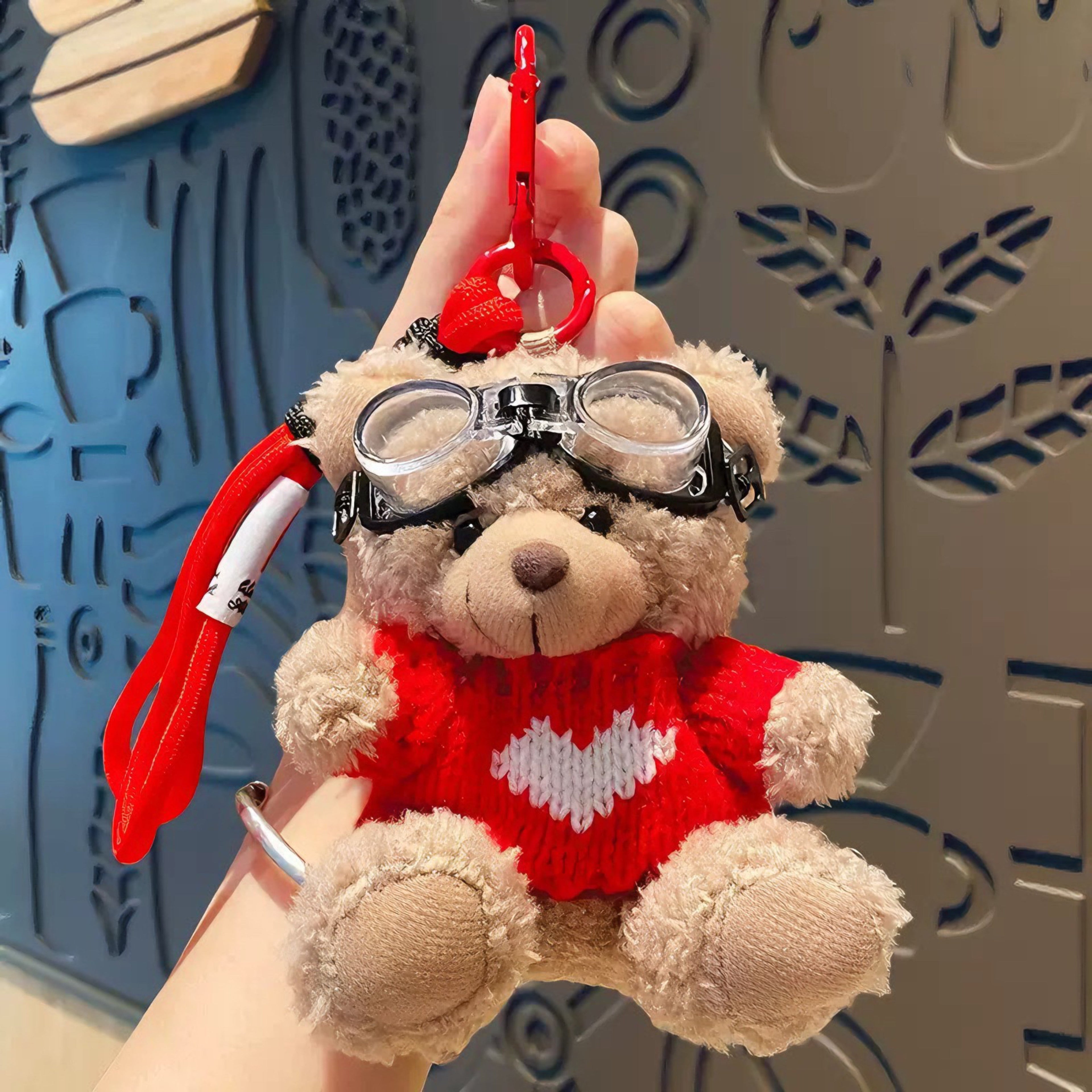 Red Sweater Bear Valmont — Charm Oso Peluche para Bolso | Hiver Chic