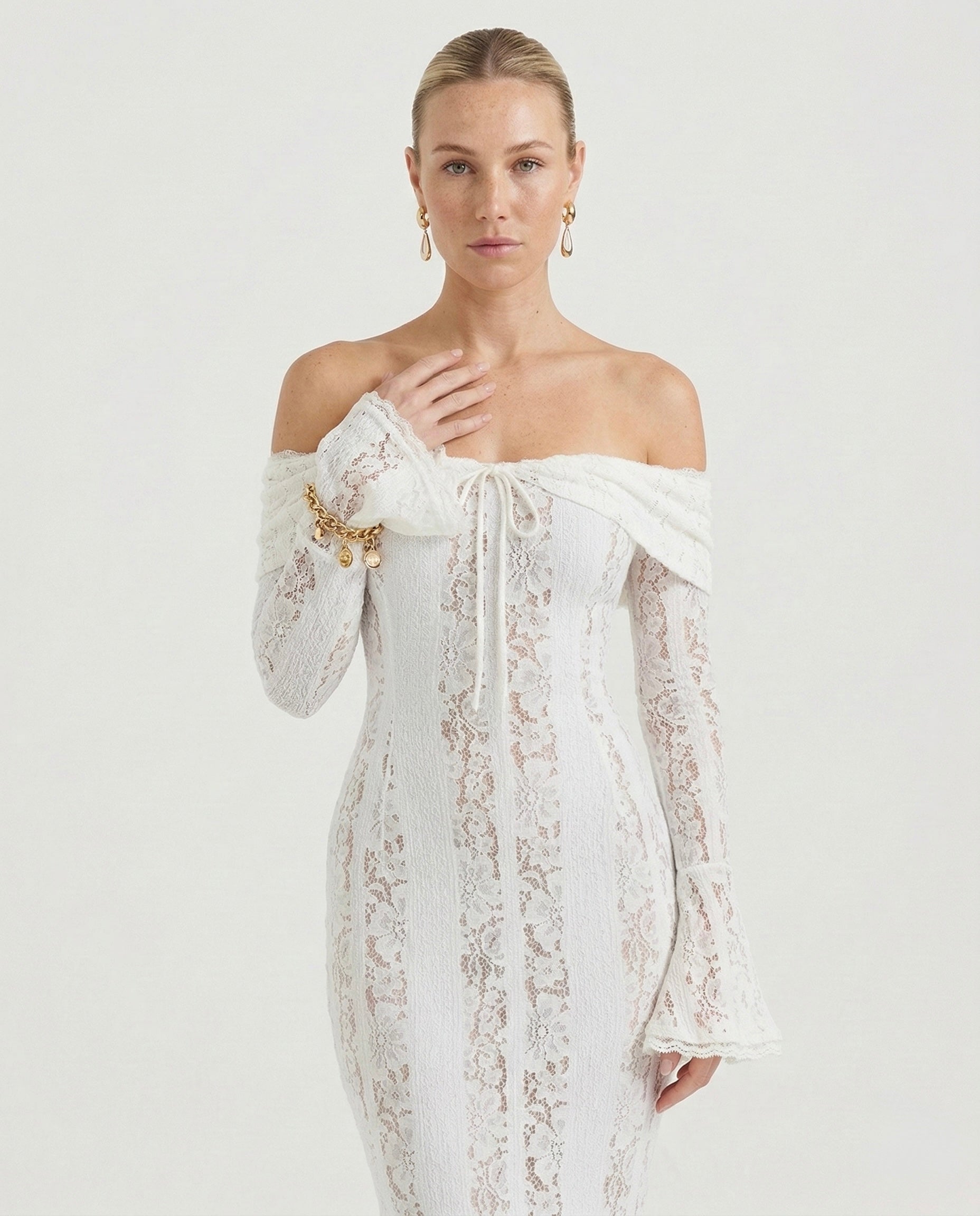 Bruma Valmont — Vestido de Encaje Etéreo | Aura Collection