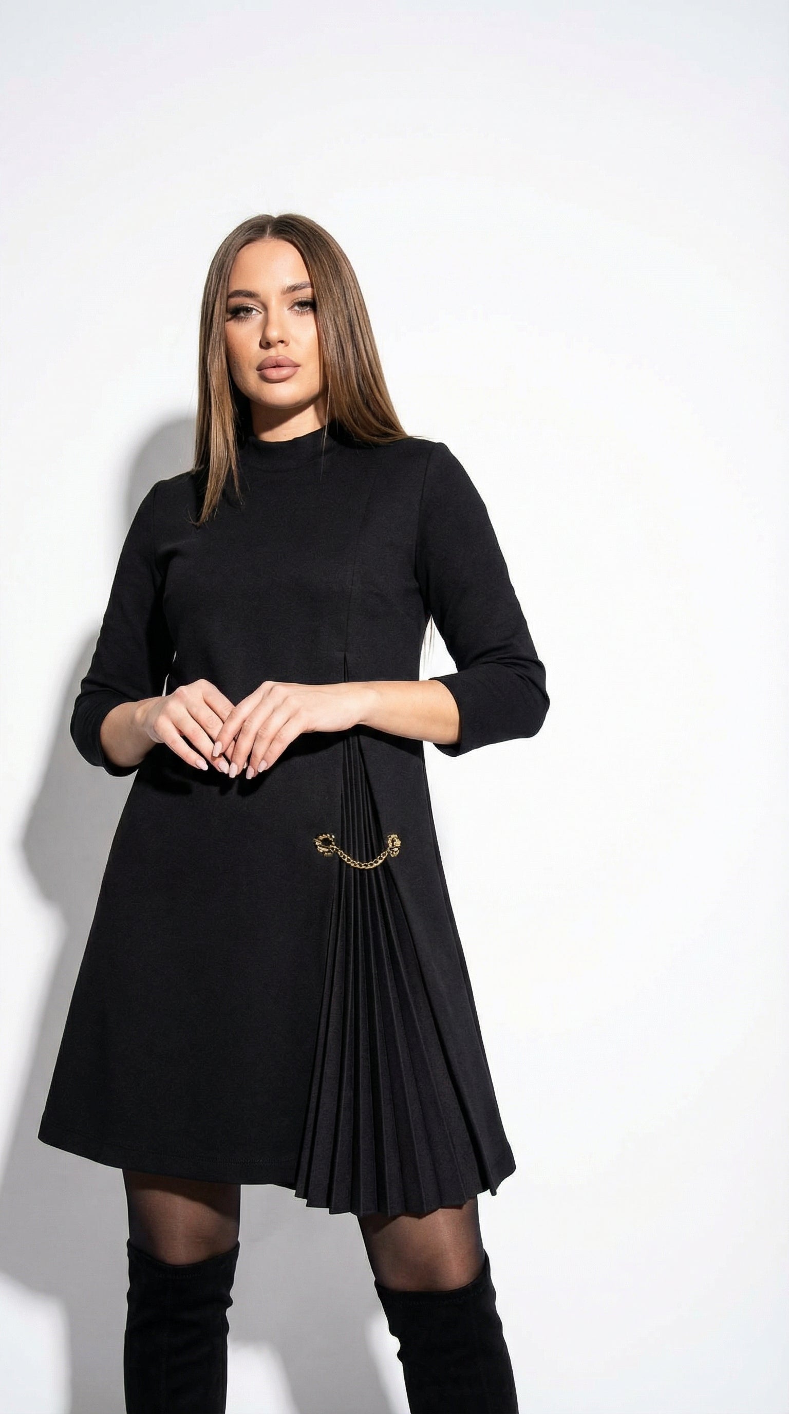Lara Valmont — Vestido Midi de Punto con Detalle Plisado | Nueva Colección