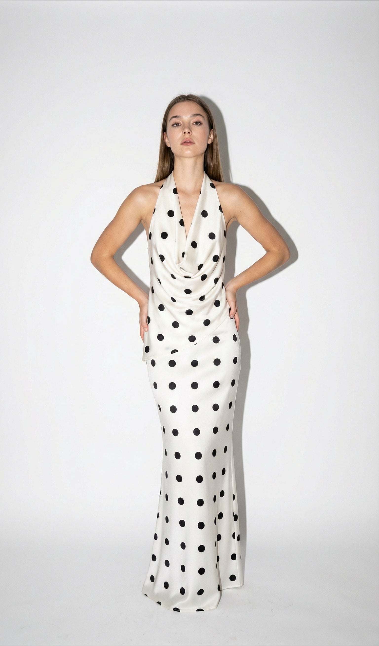 Carmela Maxi Valmont — Vestido Maxi Halter de Lunares | Clasicismo Moderno
