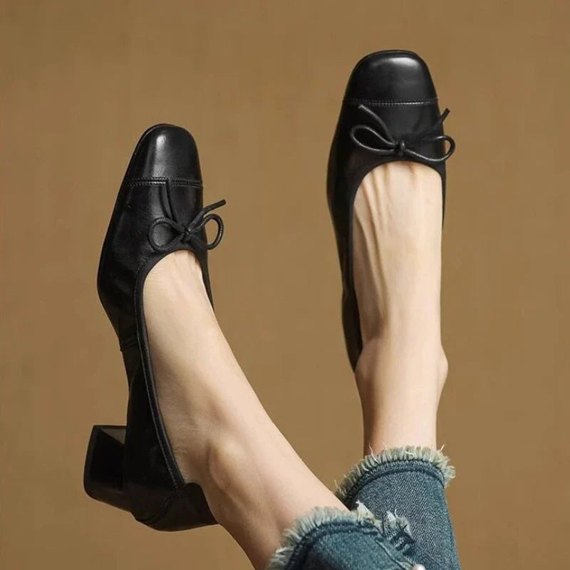 Tacón Ballet Colette Valmont — Estilo Ballet Refinado | Kaki, Negro y Rojo