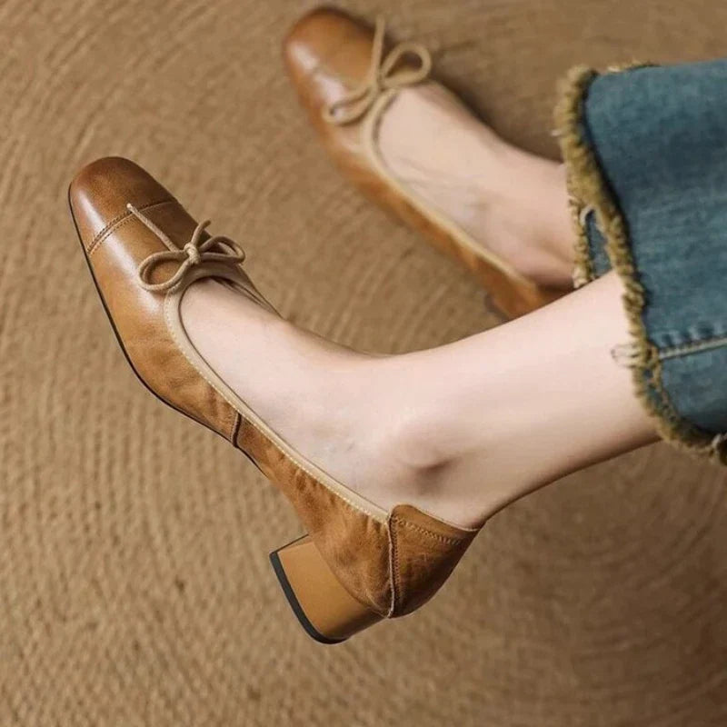 Tacón Ballet Colette Valmont — Estilo Ballet Refinado | Kaki, Negro y Rojo