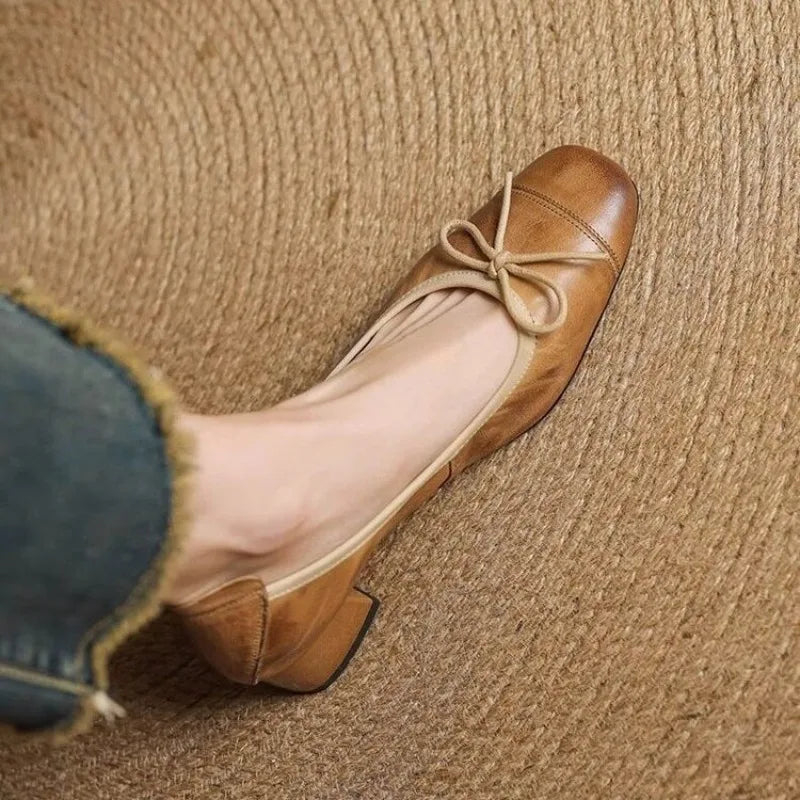 Tacón Ballet Colette Valmont — Estilo Ballet Refinado | Kaki, Negro y Rojo