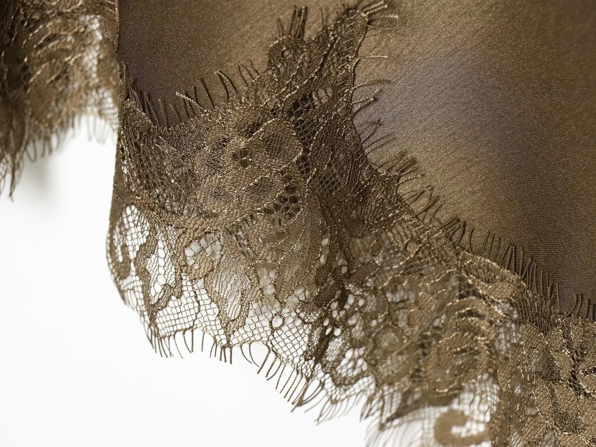 Gala Valmont — Vestido Asimétrico con Encaje | Marbella 2026