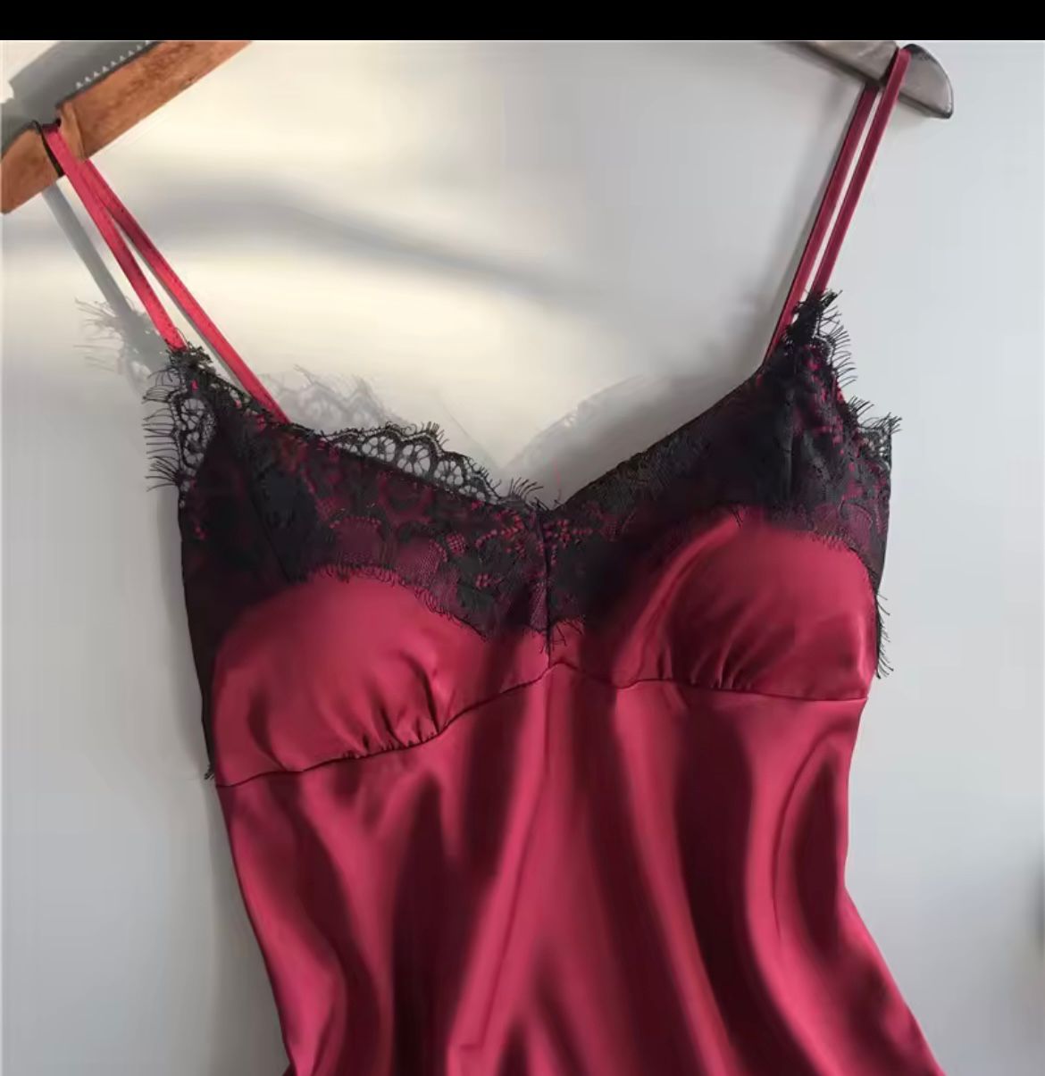 Pijama Nuit Valmont — Elegancia Nocturna en Rojo, Negro y Blanco